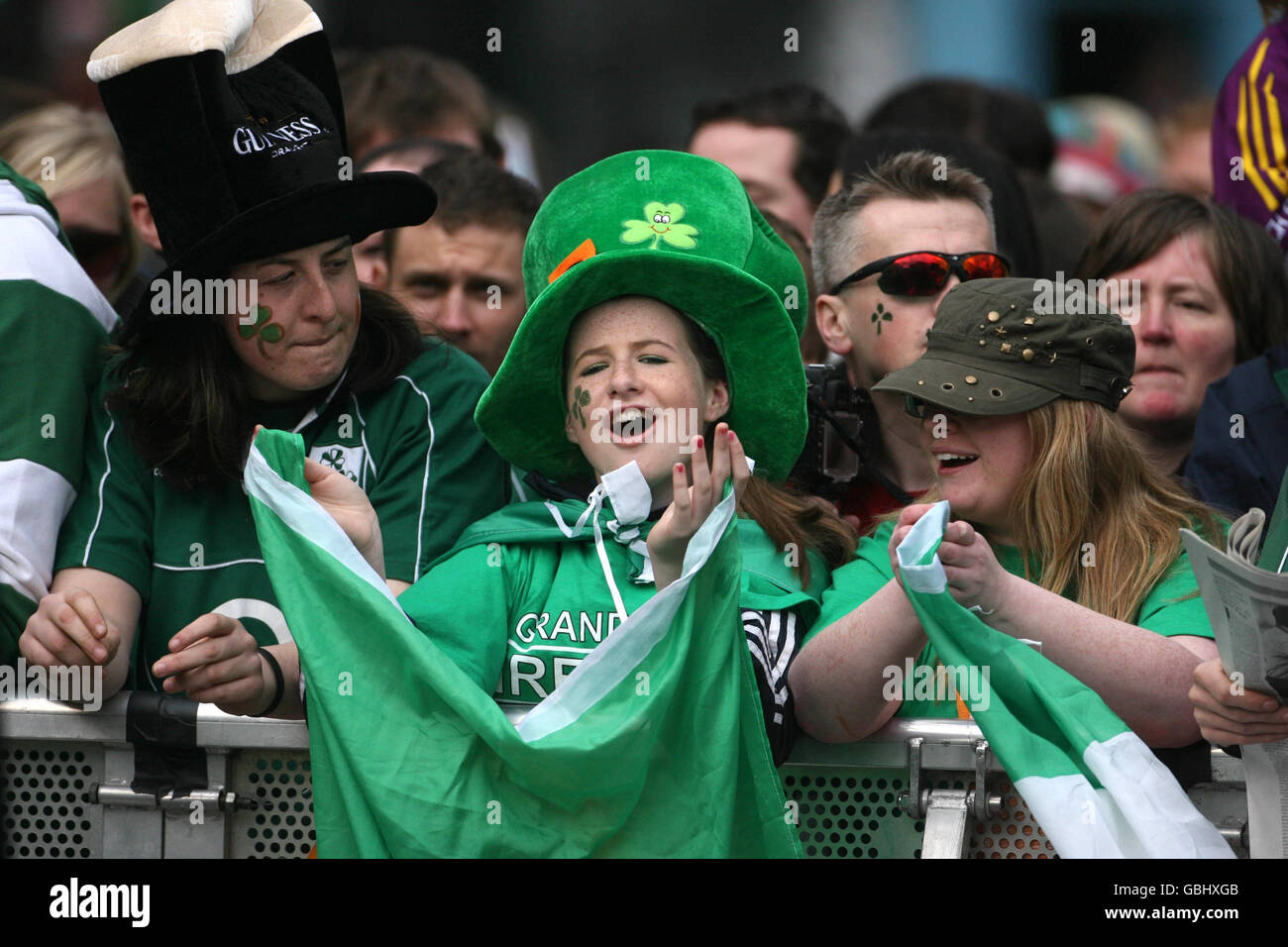 Irische Rugby-Fans warten im Stadtzentrum von Dublin darauf, dass das Team mit der RBS Six Nations Trophäe während des Irland-Teams Homecoming im Mansion House, Dublin, Irland ankommt. Stockfoto