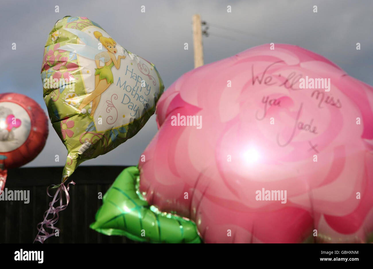 Trauernde hinterlassen Blumen und Ehrungen vor dem Haus von Jade Goody in Upshire, Essex, nach ihrem Tod in den frühen Morgenstunden. Stockfoto