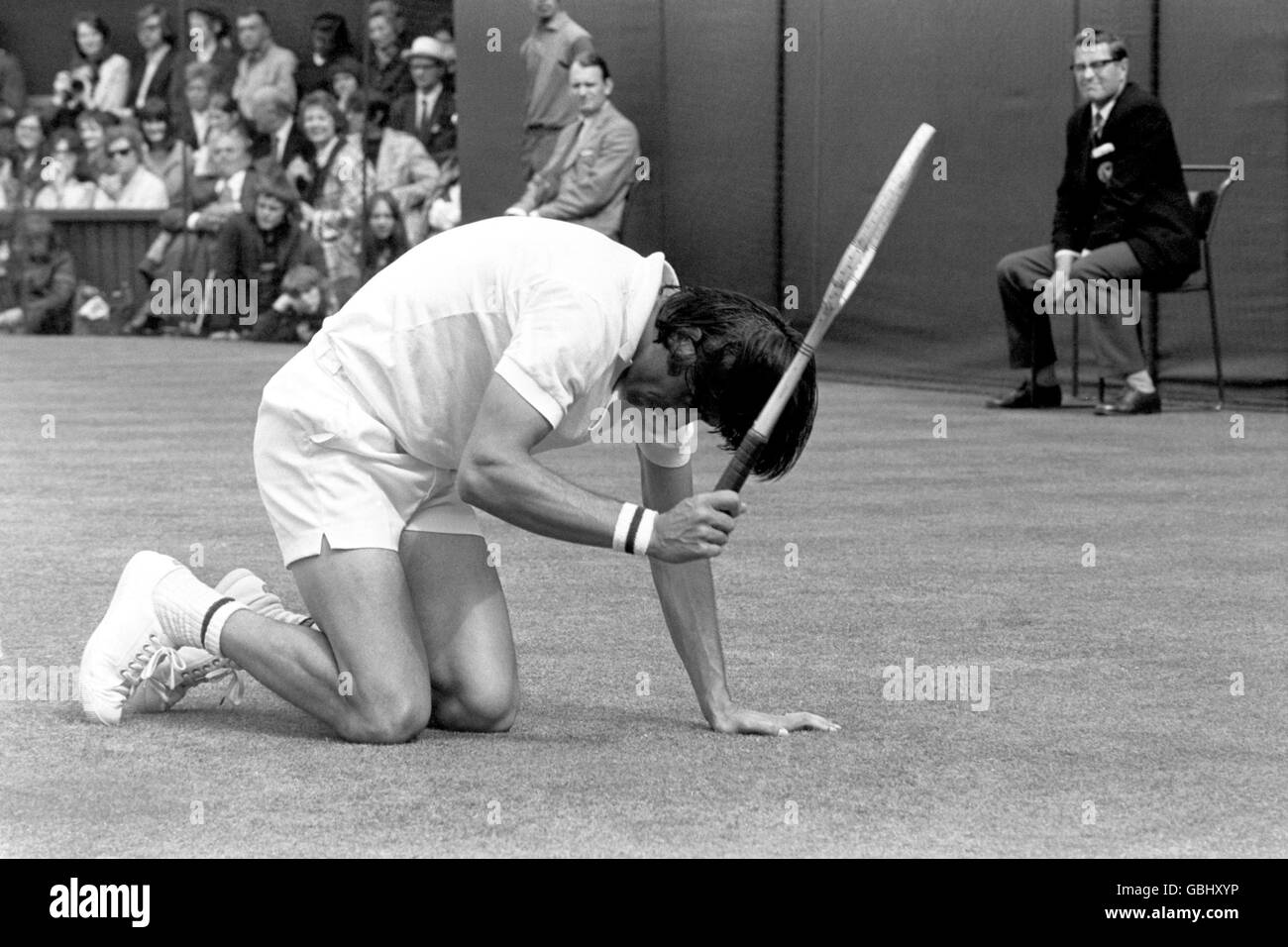 Tennis - Wimbledon Championships - Herreneinzel - Finale - Stan Smith gegen Ilie Nastase. Ilie Nastase schlägt seinen Schläger auf den Boden Stockfoto