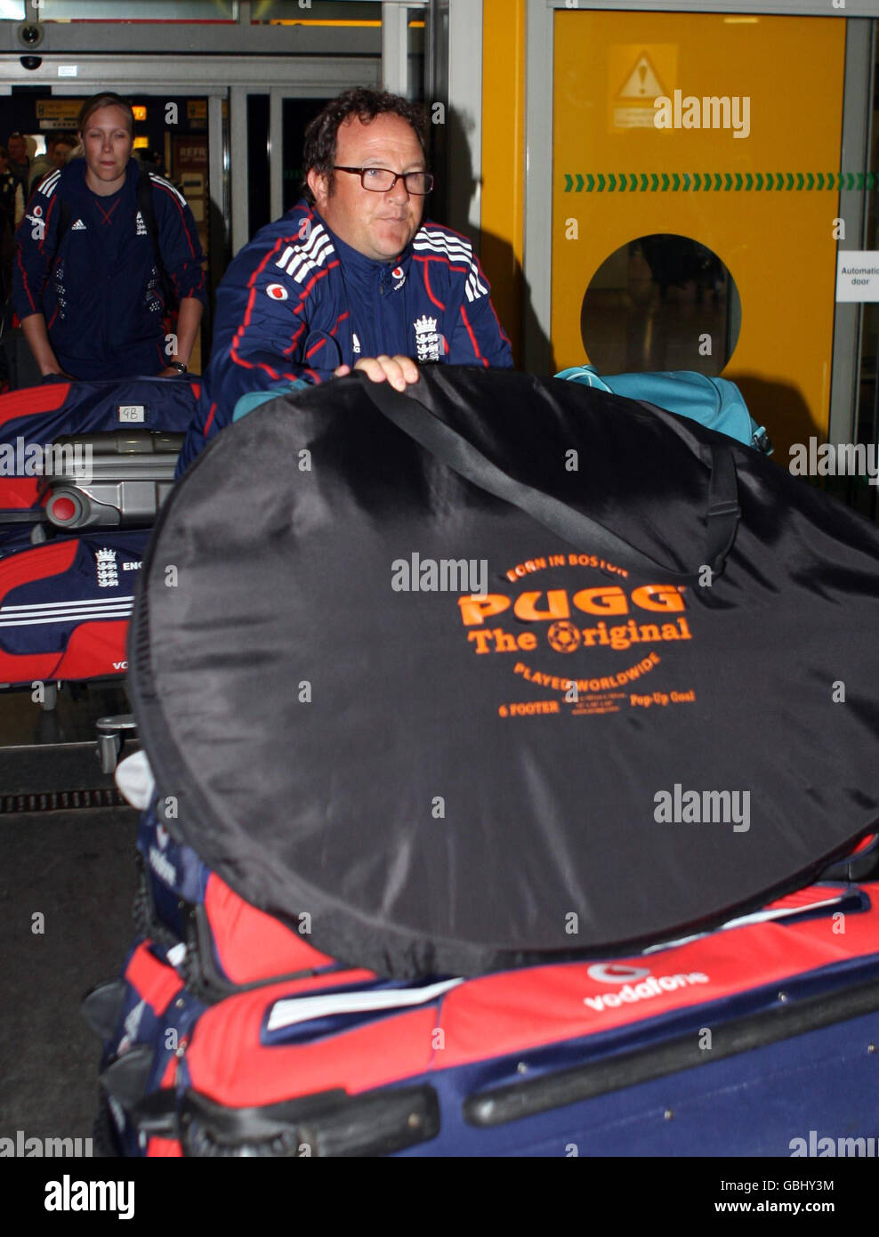 Cricket - England Frauenmannschaft Ankunft - Flughafen Heathrow. Mark Lane, Cricket-Trainer der englischen Frauen, kommt am Flughafen Heathrow in London an. Stockfoto