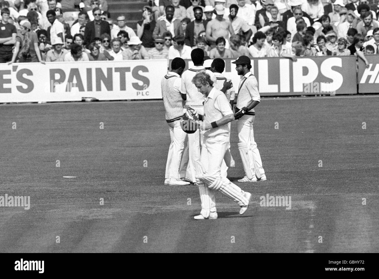 Im Testspiel der Texaco Trophy geht Englands Kapitän David Gower zurück zum Pavillon, nachdem er von West Indies-Cricketspieler Gordon Greenidge für 15 Läufe beim Bowling von Malcolm Marshall gefangen wurde. Stockfoto