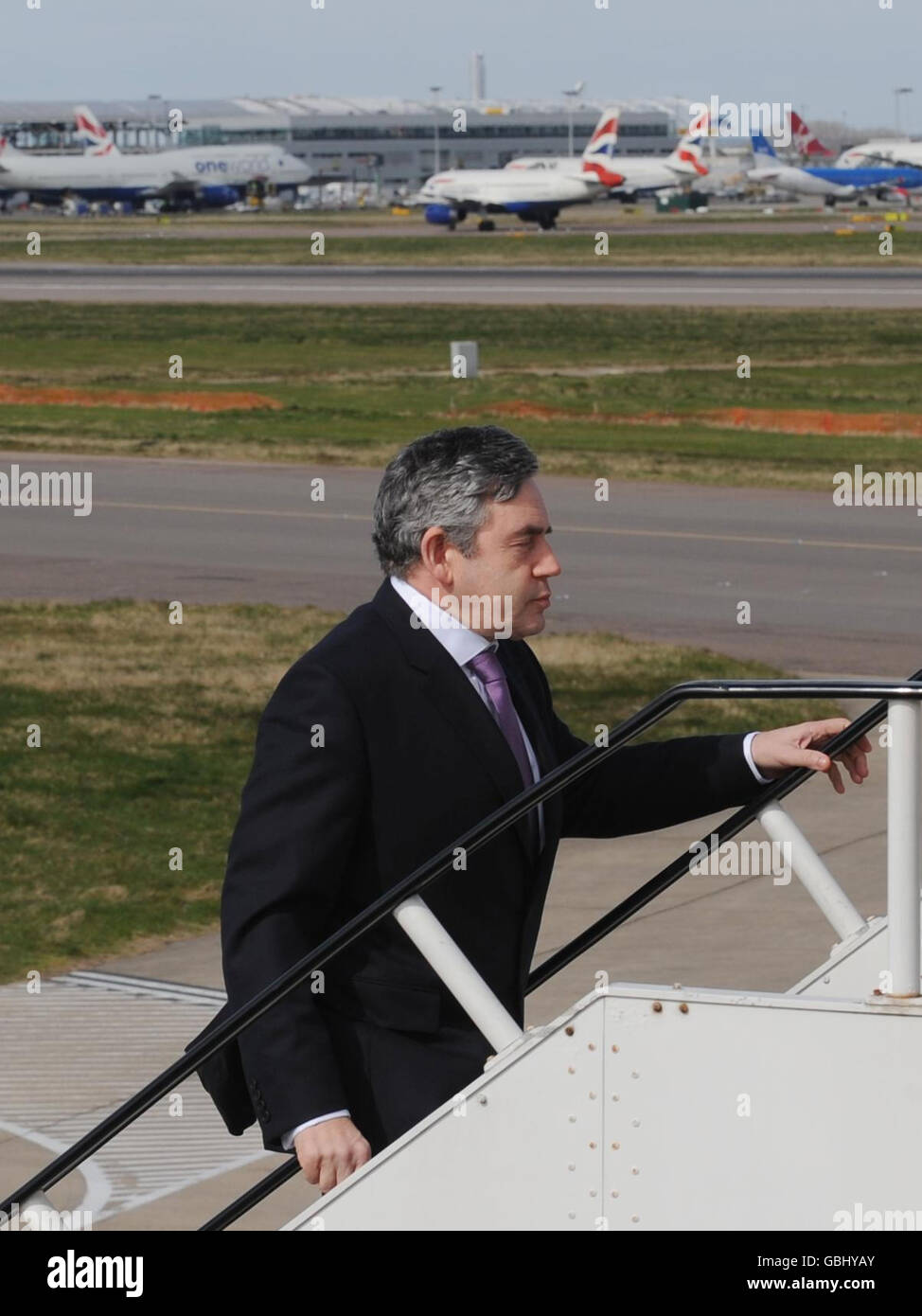 Premierminister Gordon Brown besteigen sein Flugzeug nach Straßburg, wo er heute vor dem Europäischen Parlament sprechen wird. Stockfoto