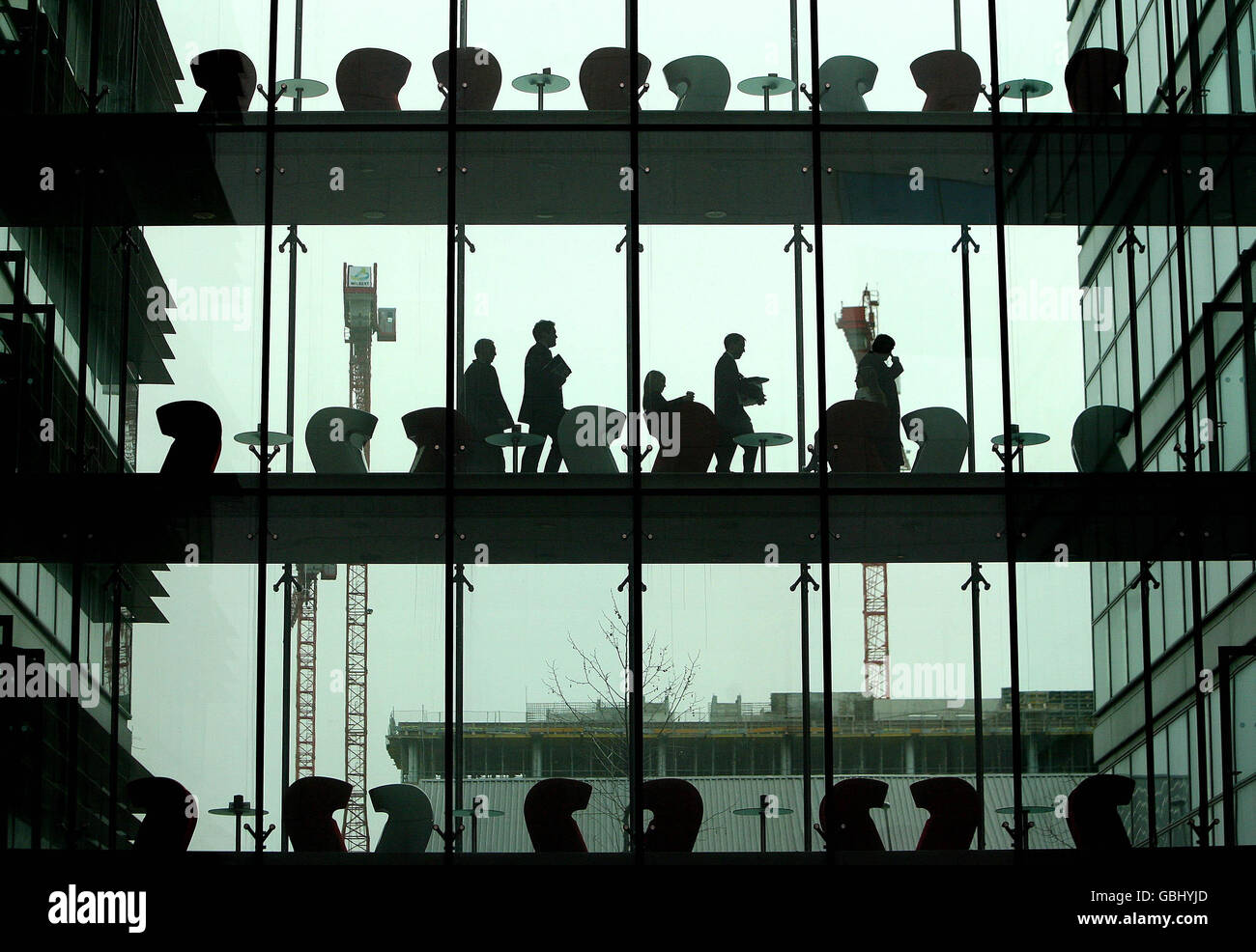 Bankangestellte im International Financial Services District (IFSC) in Dublin, wo heute Nationwide, die größte Baugesellschaft der Welt, ihre Büros eröffnete. Stockfoto