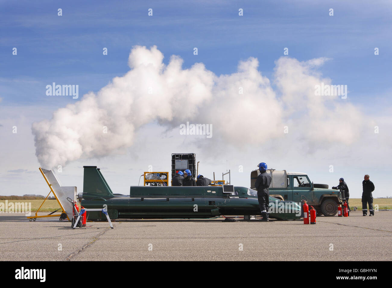 Ingenieure der British Steam Car Challenge bauen Dampfdruck auf, bevor sie versuchen, das Auto auf der Thorney Island-Anlage des Verteidigungsministeriums in der Nähe von Chichester, West Sussex, zu fahren, bevor es technische Probleme bekam und angehalten werden musste. Stockfoto