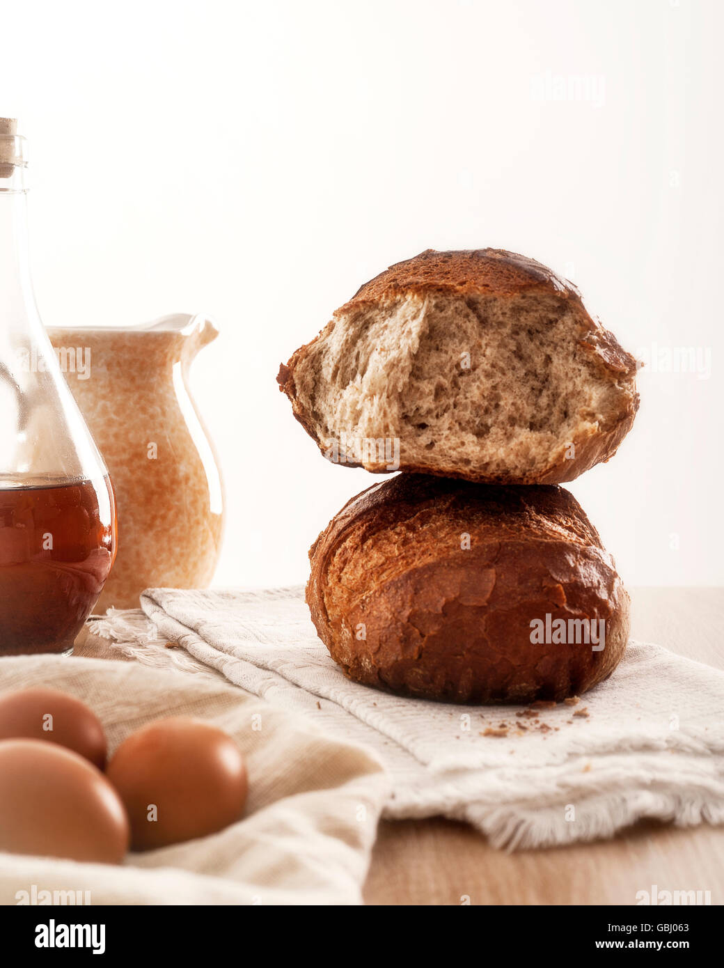 Knuspriges Bauernbrot auf einem roten Schwimmsachen auf einem Tisch Stockfoto