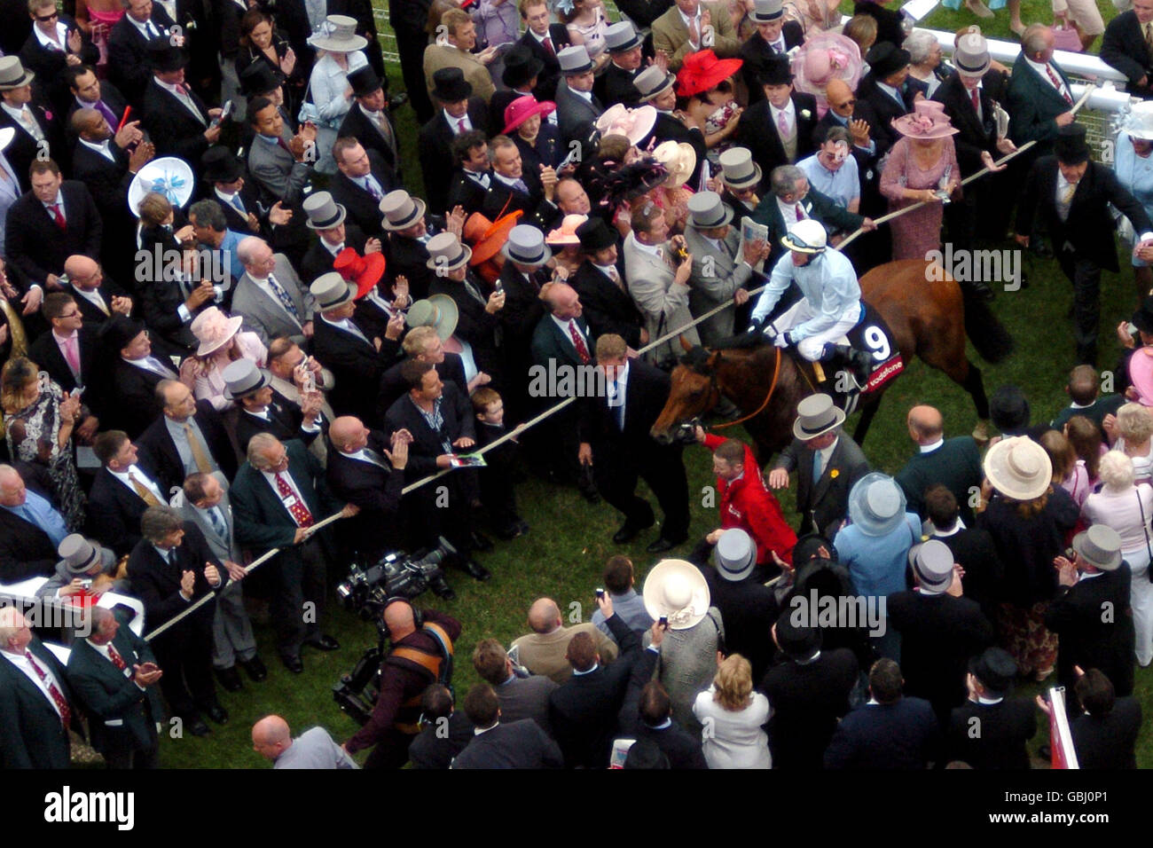 Pferderennen - Epsom Races - Vodafone Derby. North Light mit Kieren Fallon wird nach dem Gewinn des Vodafone Derby in die Siegerkapelle geführt Stockfoto