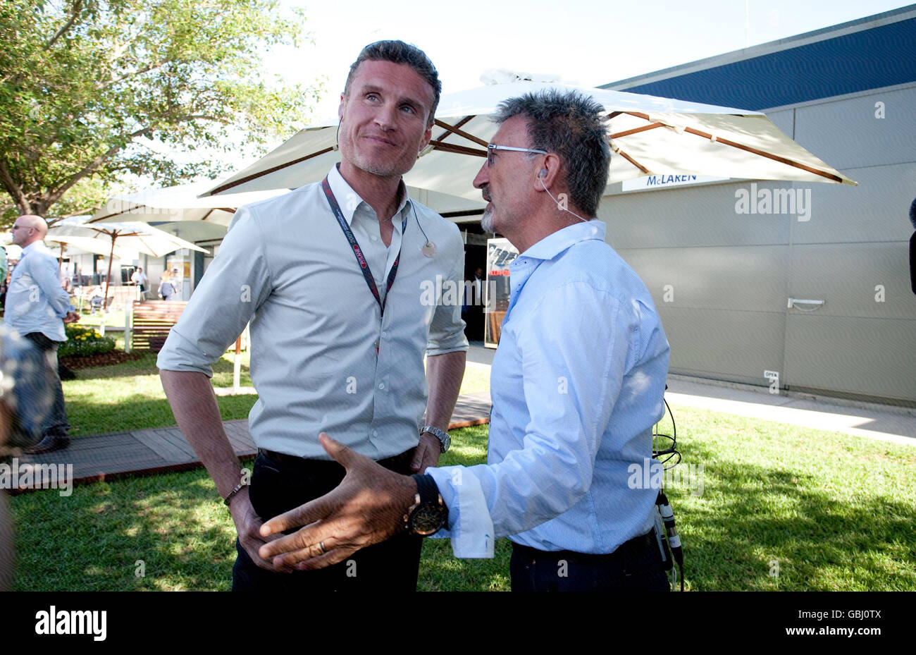 Formel 1 - Großer Preis Von Australien - Erstes Training - Albert Park - Melbourne. Eddie Jordan von BBC Sport (rechts) und David Coulthard (links) beim ersten Training im Albert Park, Melbourne, Australien. Stockfoto