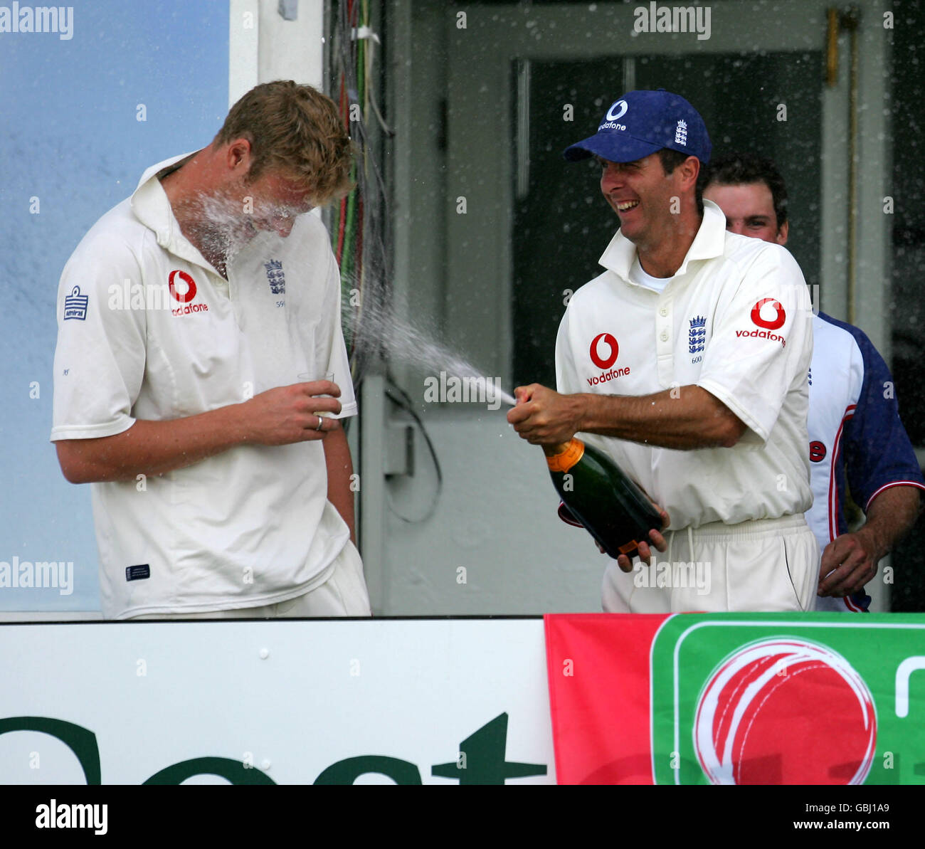 Der englische Kapitän Michael Vaughan sprüht bei Andrew Flintoff AS Champagner Sie feiern den Sieg der Serie Stockfoto