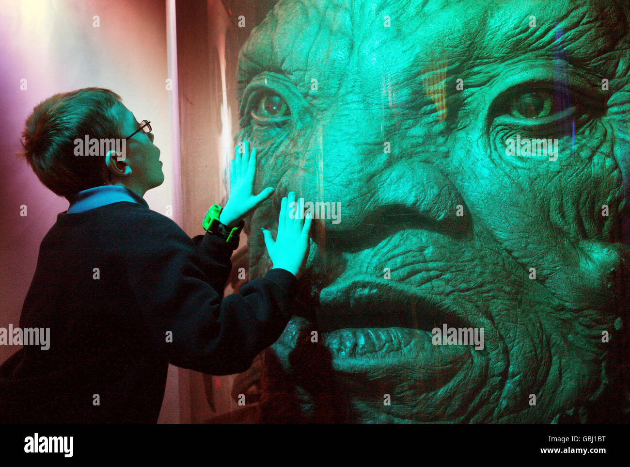 Lokale Schulkinder besuchen die Kelvingrove Art Gallery Glasgow, während sie die Ausstellung "Galaxie der Monster" von der BBC TV-Show Doctor Who vorstellt. Stockfoto