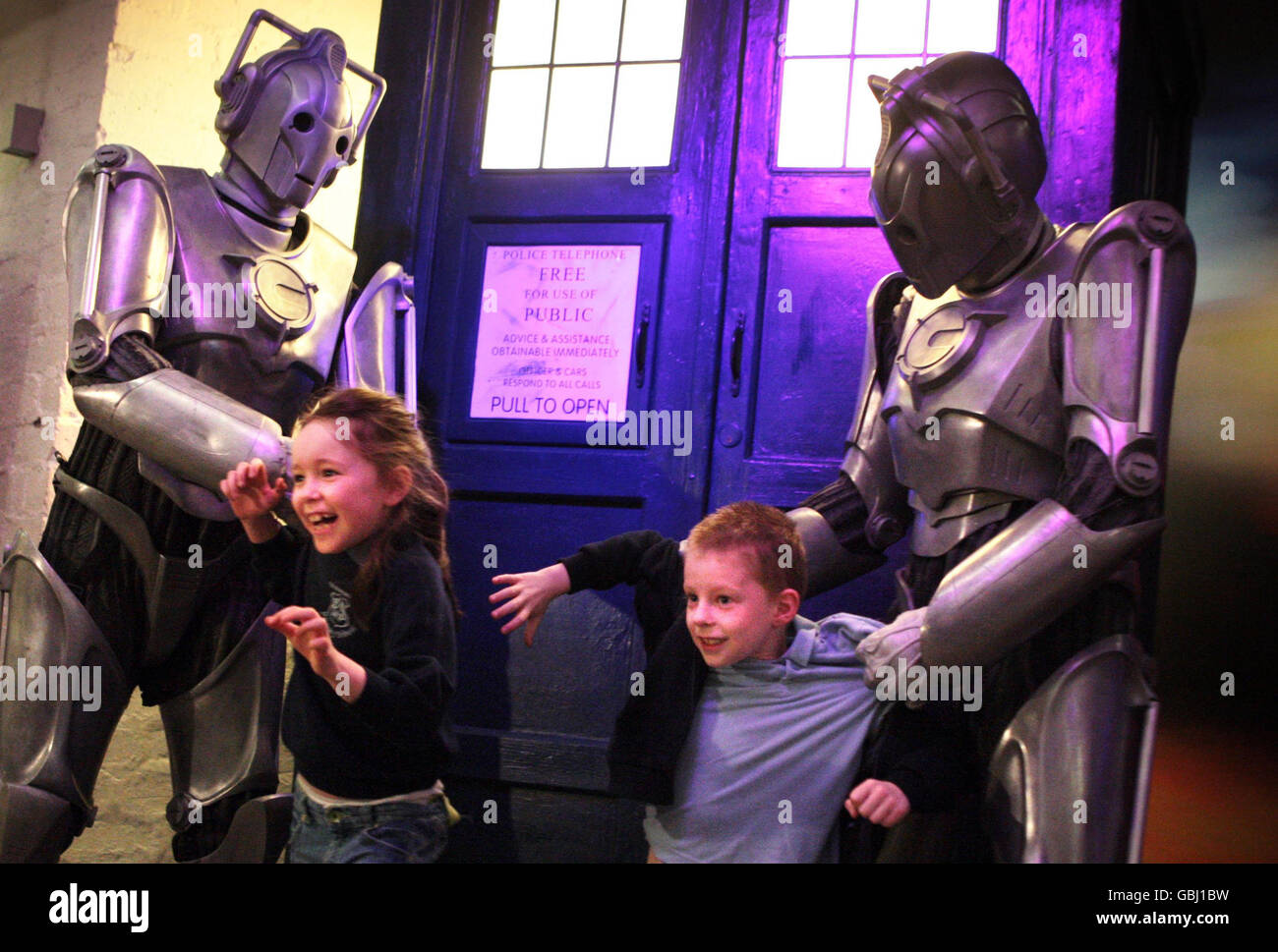 Lokale Schulkinder besuchen die Kelvingrove Art Gallery Glasgow, wo sie sich die Ausstellung „Galaxie der Monster“ der BBC-Fernsehsendung Doctor Who vorstellt. PRESSEVERBAND Foto:Fototermin: Freitag, 27 2009. März. Die Ausstellung läuft bis zum 4. Januar 2010. Auf dem Foto sollte David Ceskin/PA Wire stehen Stockfoto