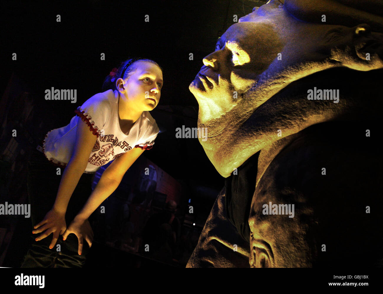 Lokale Schulkinder besuchen die Kelvingrove Art Gallery Glasgow, wo sie sich die Ausstellung „Galaxie der Monster“ der BBC-Fernsehsendung Doctor Who vorstellt. PRESSEVERBAND Foto:Fototermin: Freitag, 27 2009. März. Die Ausstellung läuft bis zum 4. Januar 2010. Auf dem Foto sollte David Ceskin/PA Wire stehen Stockfoto