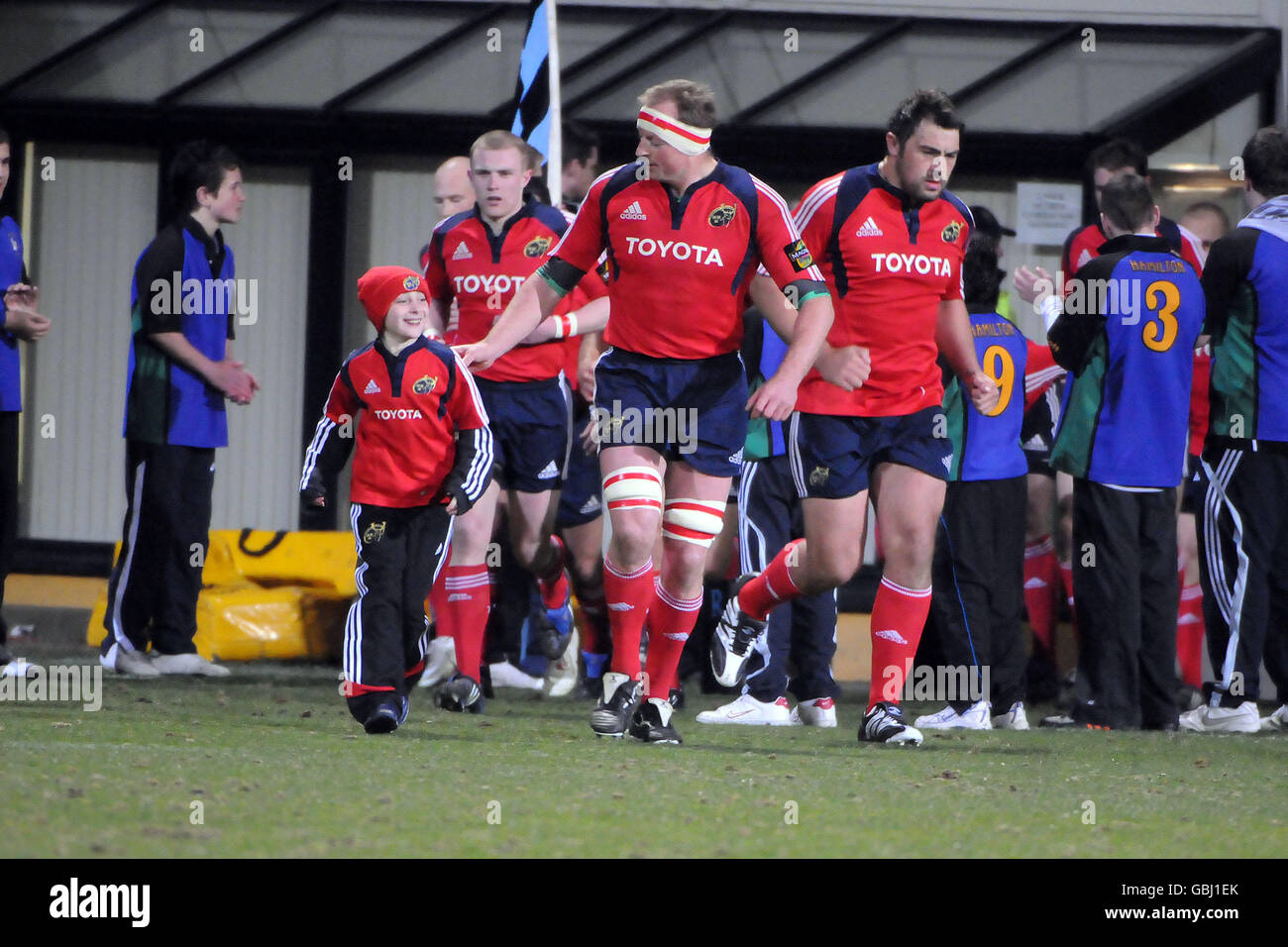 Rugby Union - Magners League - Glasgow Warriors V Münster - Firhill Arena. Maskottchen laufen mit den Teams während des Spiels der Magners League in der Firhill Arena, Glasgow, weiter. Stockfoto