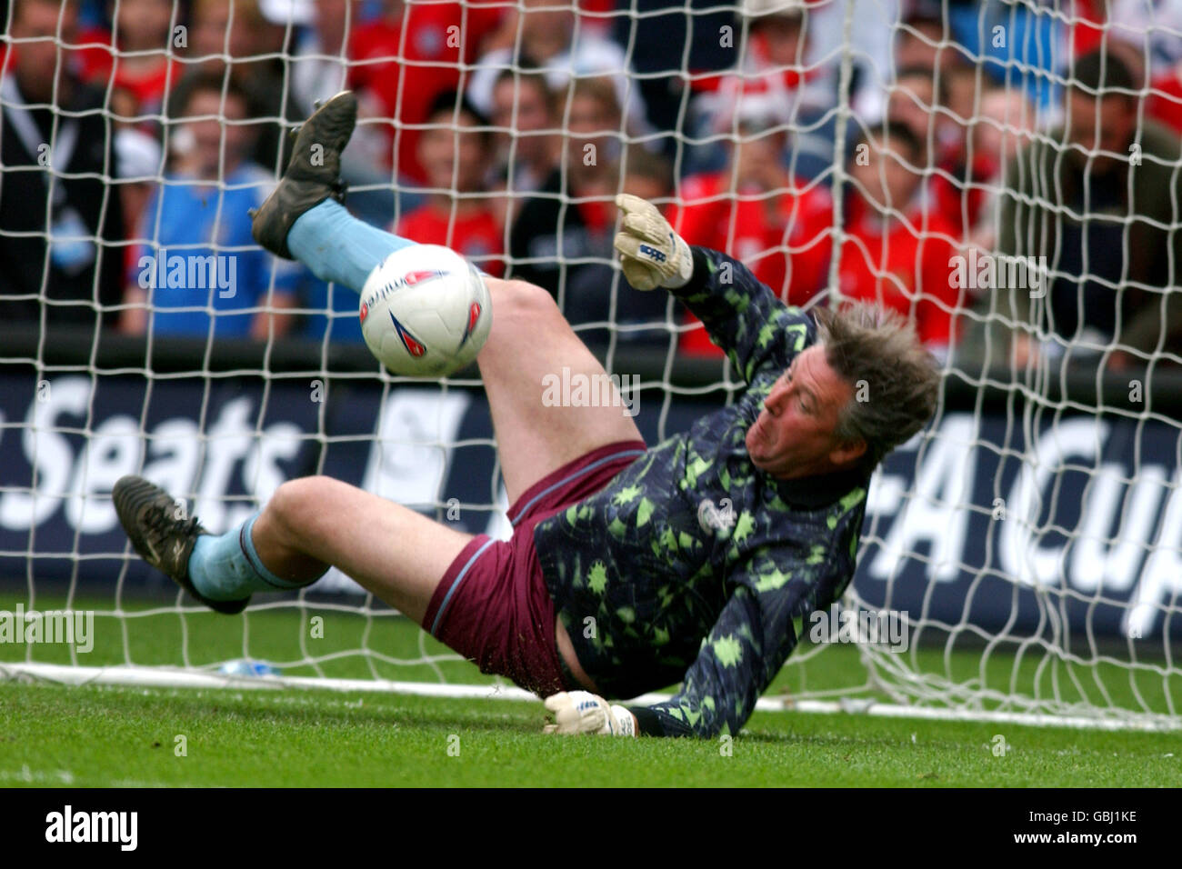 Fußball - International freundlich - das FA Sommerturnier - England gegen Island. Tommy Walsh von Groundforce spart sich in der Hälfte der Zeit – die Strafzeit schießt aus Stockfoto