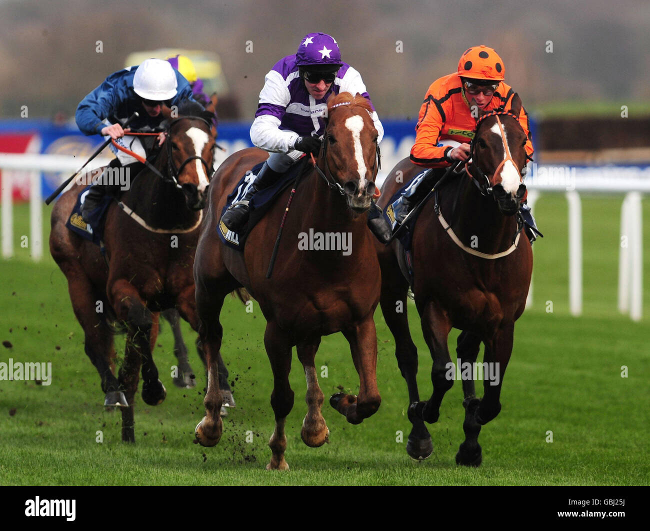 Prime Defender von Michael Hills (Mitte) schlägt die Pusey Street Lady von William Buick (rechts) und gewinnt die Play Live Casino Cammidge Trophy williamhill.com auf der Doncaster Racecourse, Doncaster. Stockfoto