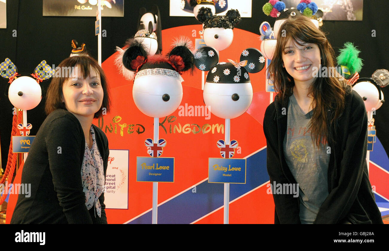 Pearl Lowe (links) und Daisy Lowe mit den Mickey Mouse Ohren entwerfen sie auf der neuen Mickey Ears Ausstellung in der Art of Disney Animation im Disneyland Paris, Frankreich. Stockfoto