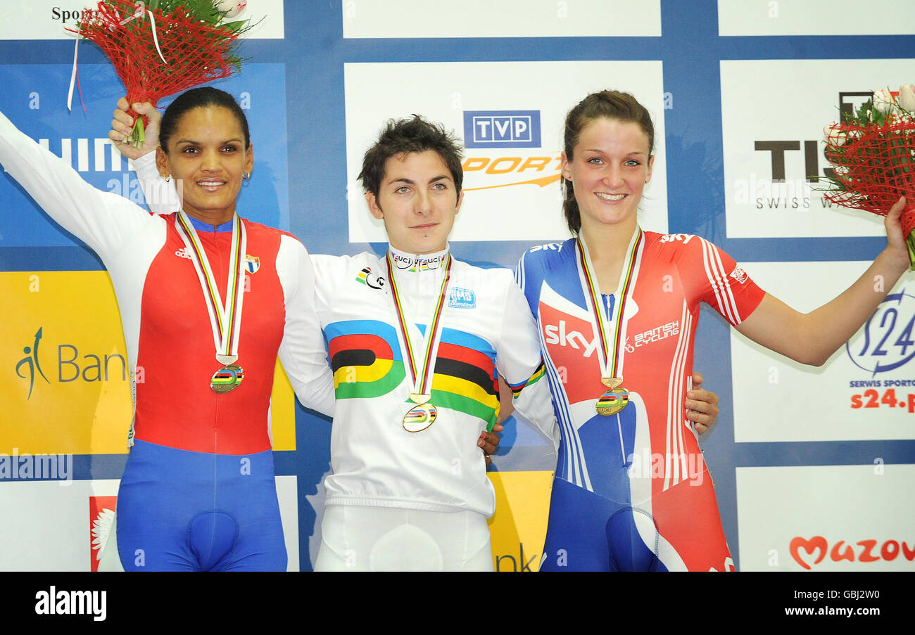 Die britische Lizzie Armitstead (rechts) mit Giorgia Bronzini (Mitte) und Yumari Gonzalez Valdivieso auf dem Podium nach dem Points Race während der UCI World Track Cycling Championships 2009 auf dem BGZ Arena Velodrome in Pruszkow, Polen. Stockfoto