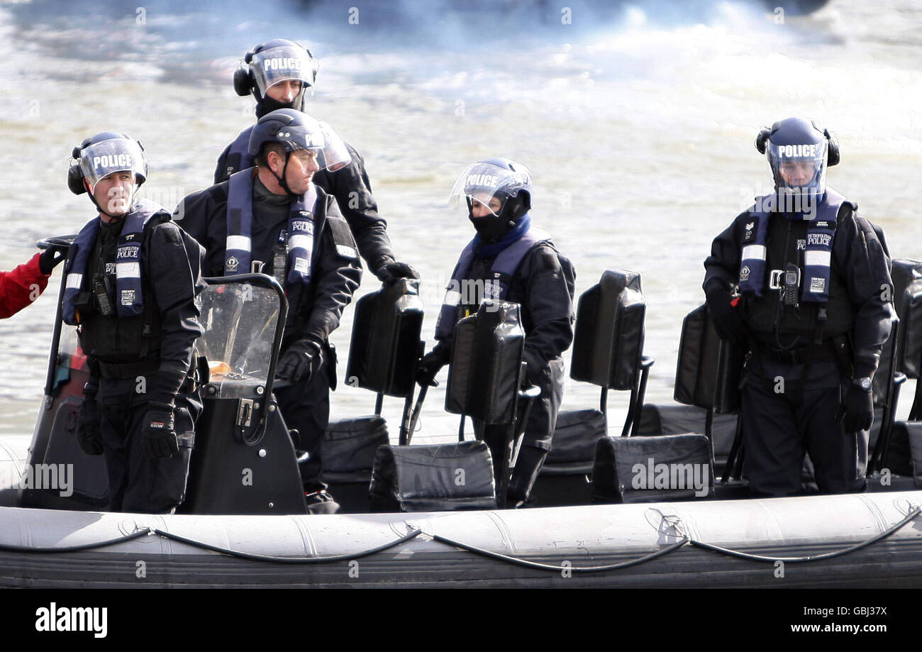 Rudern - The Boat Race 2009 - River Thames. Polizei schaut auf das Ziel des 2009 Boat Race auf der Themse, London. Stockfoto