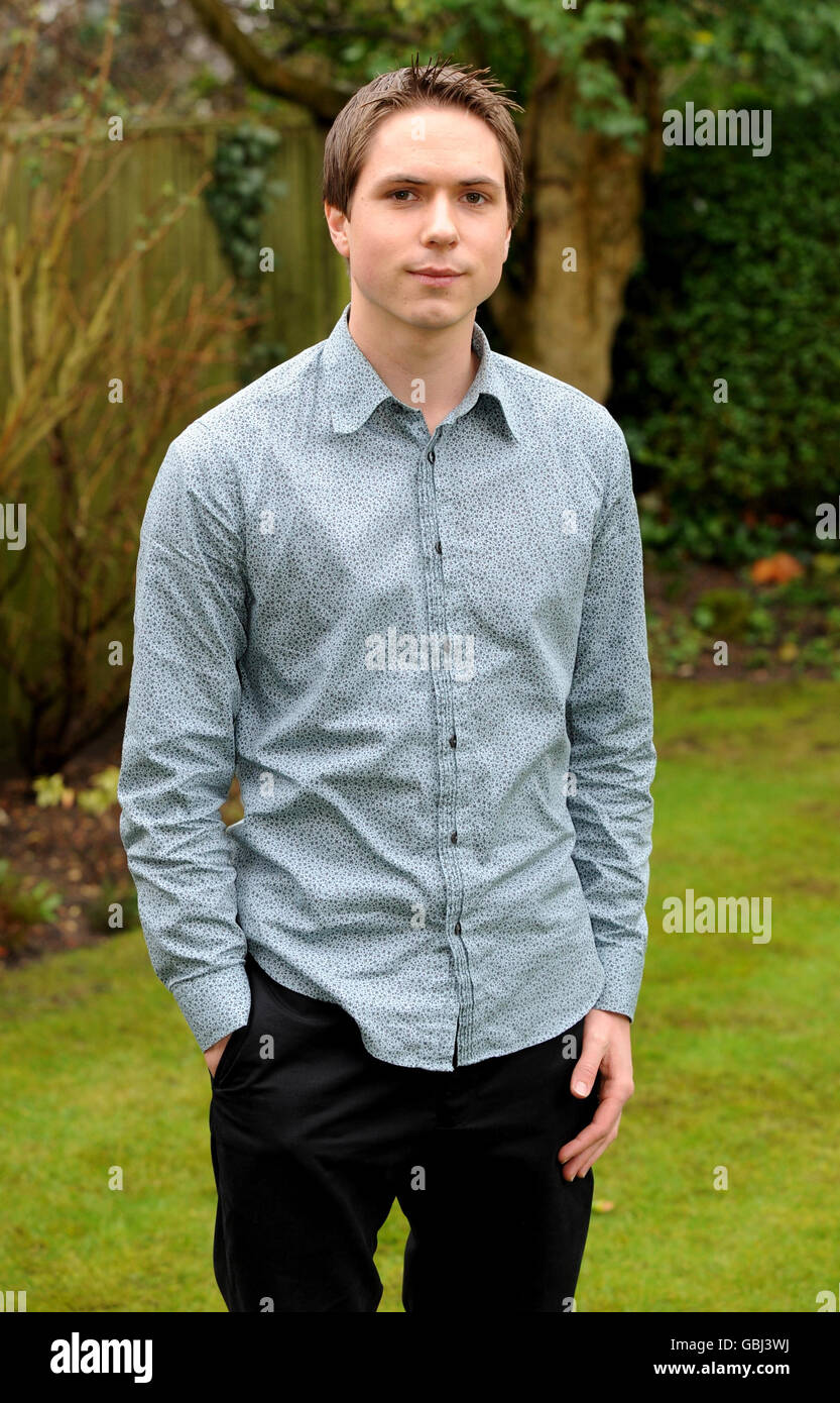 Joe Thomas, der Simon Cooper spielt, während der Dreharbeiten zur kommenden E4-Comedy-Serie „The Inbetweeners“ in Bushey, Hertfordshire. Stockfoto