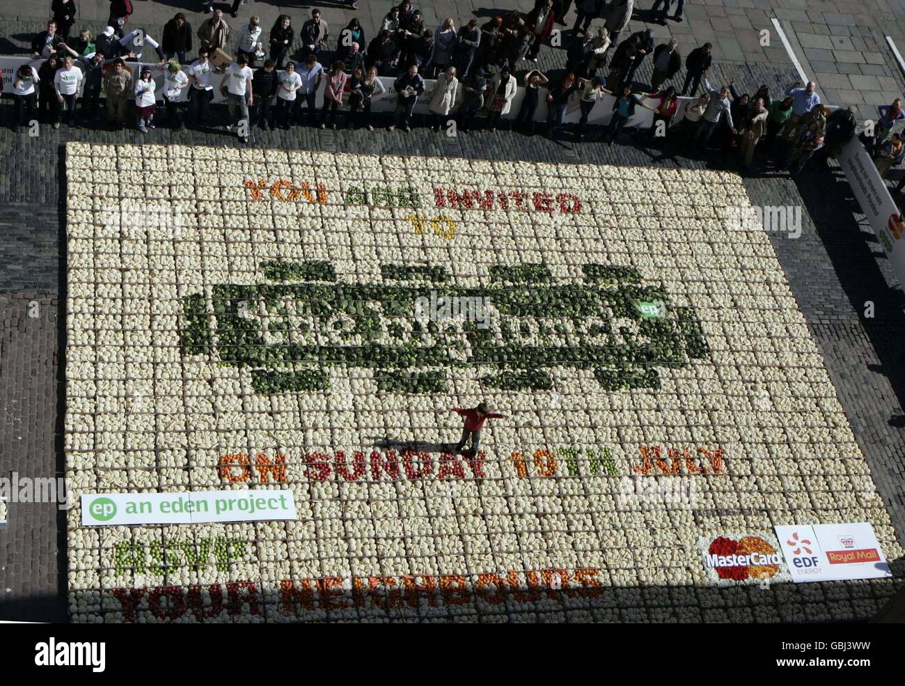 Freiwillige helfen, eine 2,000 Quadratmeter große Einladung mit 43 Tausend saisonalen Früchten, Blumen und Gemüse in Covent Garden, London, zu machen, um die Einführung des Big Lunch, einer Eden-Projekt-Initiative, in Partnerschaft mit MasterCard, EDF Energy und der Royal Mail Group bekannt zu geben, Um alle in Großbritannien davon zu überzeugen, sich im Juli für einen Tag auf den Straßen zu treffen und zu Mittag zu essen. Stockfoto