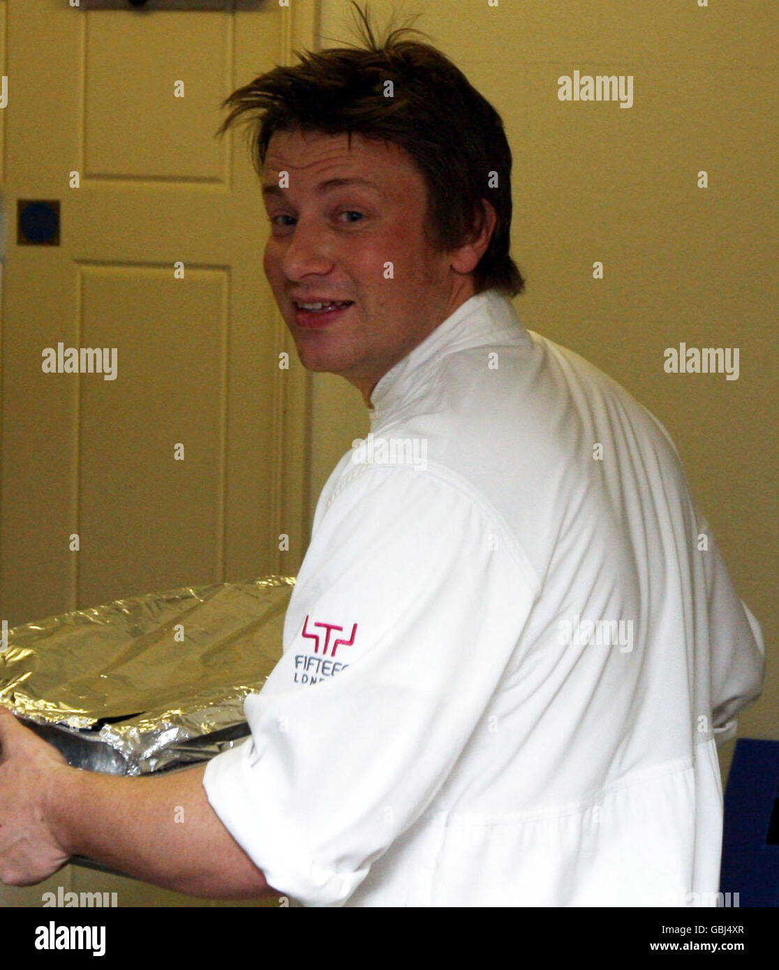 Der Starkoch Jamie Oliver bereitet beim Abendessen in der Downing Street, London, selbst Speisen für G20-Delegierte und Gäste vor. Stockfoto