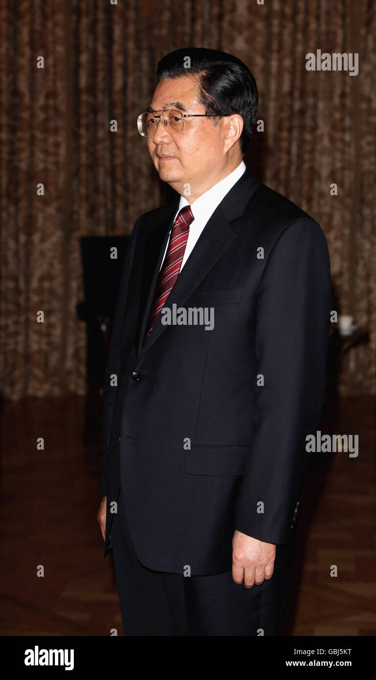 Der chinesische Präsident Hu Jintao bei einem Treffen mit dem Prinzen von Wales im Mandarin Oriental Hotel London. Stockfoto