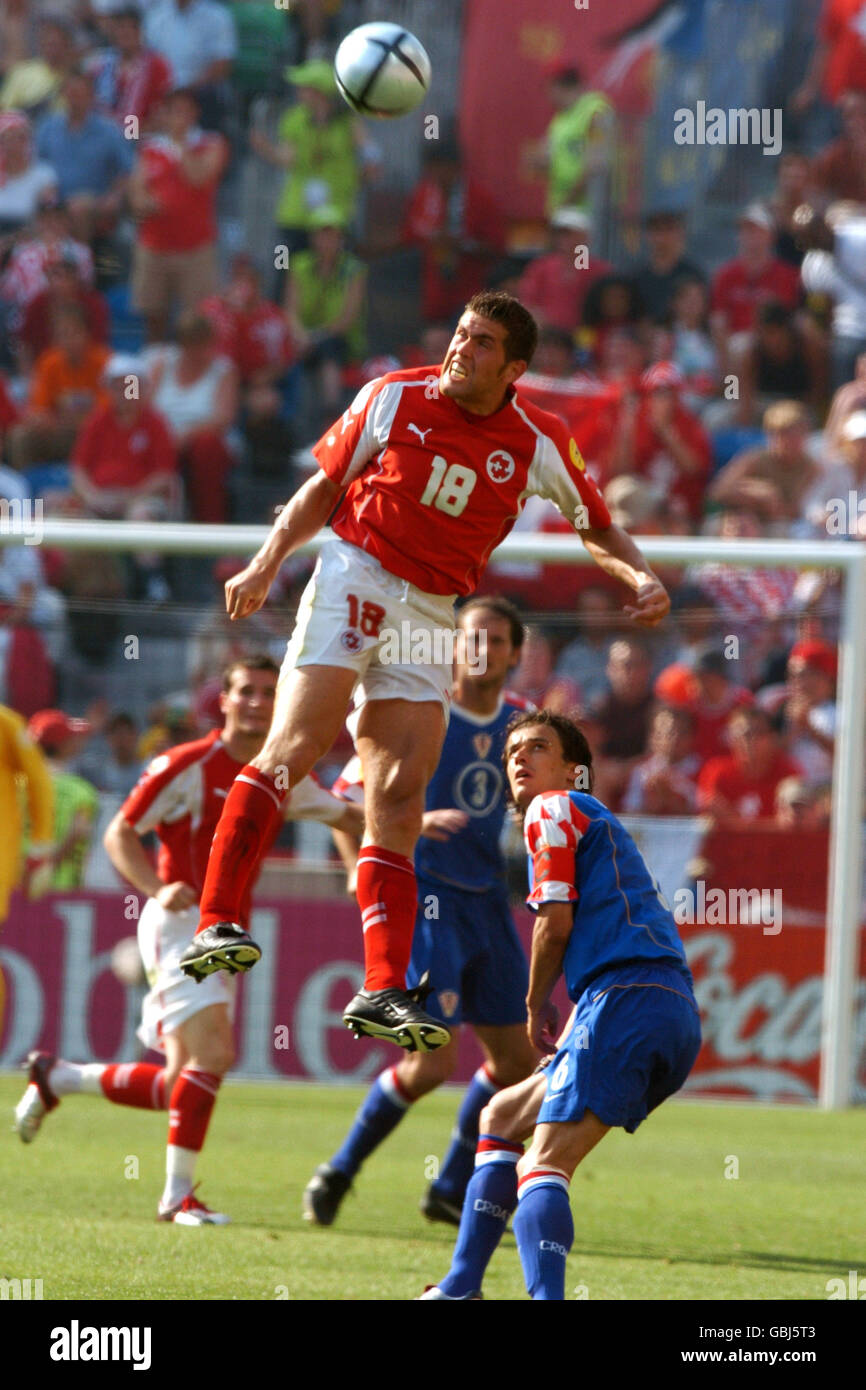 Fußball - UEFA-Europameisterschaft 2004 - Gruppe B - Schweiz - Kroatien.  Der Schweizer Benjamin Huggel (oben) gewinnt ein Luftdual mit dem  kroatischen Boris Zivkovic Stockfotografie - Alamy