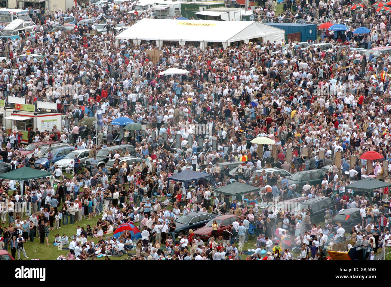 Pferderennen - Epsom Races - Vodafone Derby. Rennfahrer stehen Schlange, um Wetten auf die Rennen zu platzieren Stockfoto