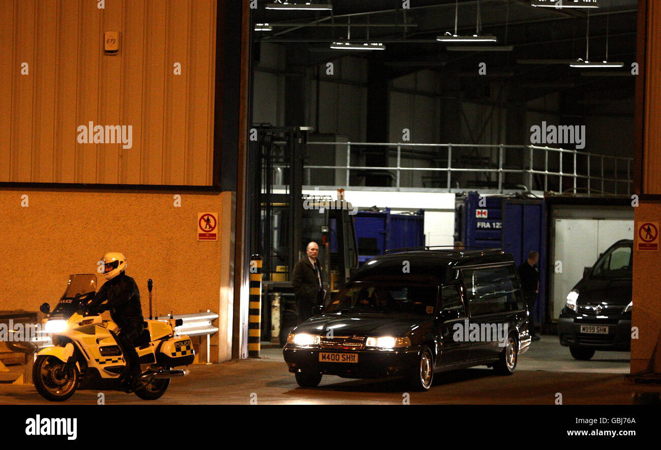 Leichenwagen, die die verbleibenden acht Körper tragen, die vom Hubschrauber, der in der Nordsee abgestürzt ist, geborgen wurden, verlassen die Docks von Aberdeen. Stockfoto