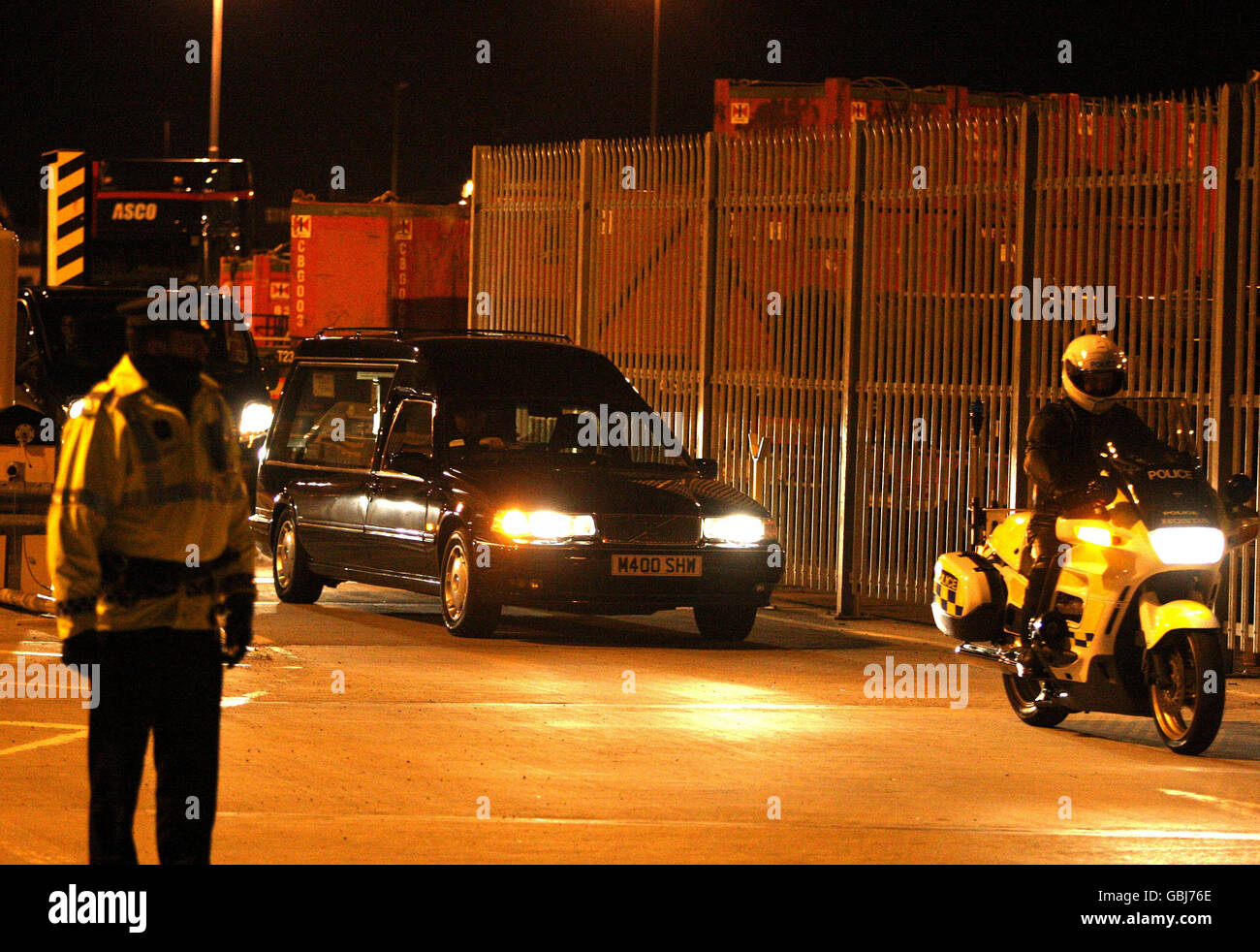 Leichenwagen, die die verbleibenden acht Körper tragen, die vom Hubschrauber, der in der Nordsee abgestürzt ist, geborgen wurden, verlassen die Docks von Aberdeen. Stockfoto