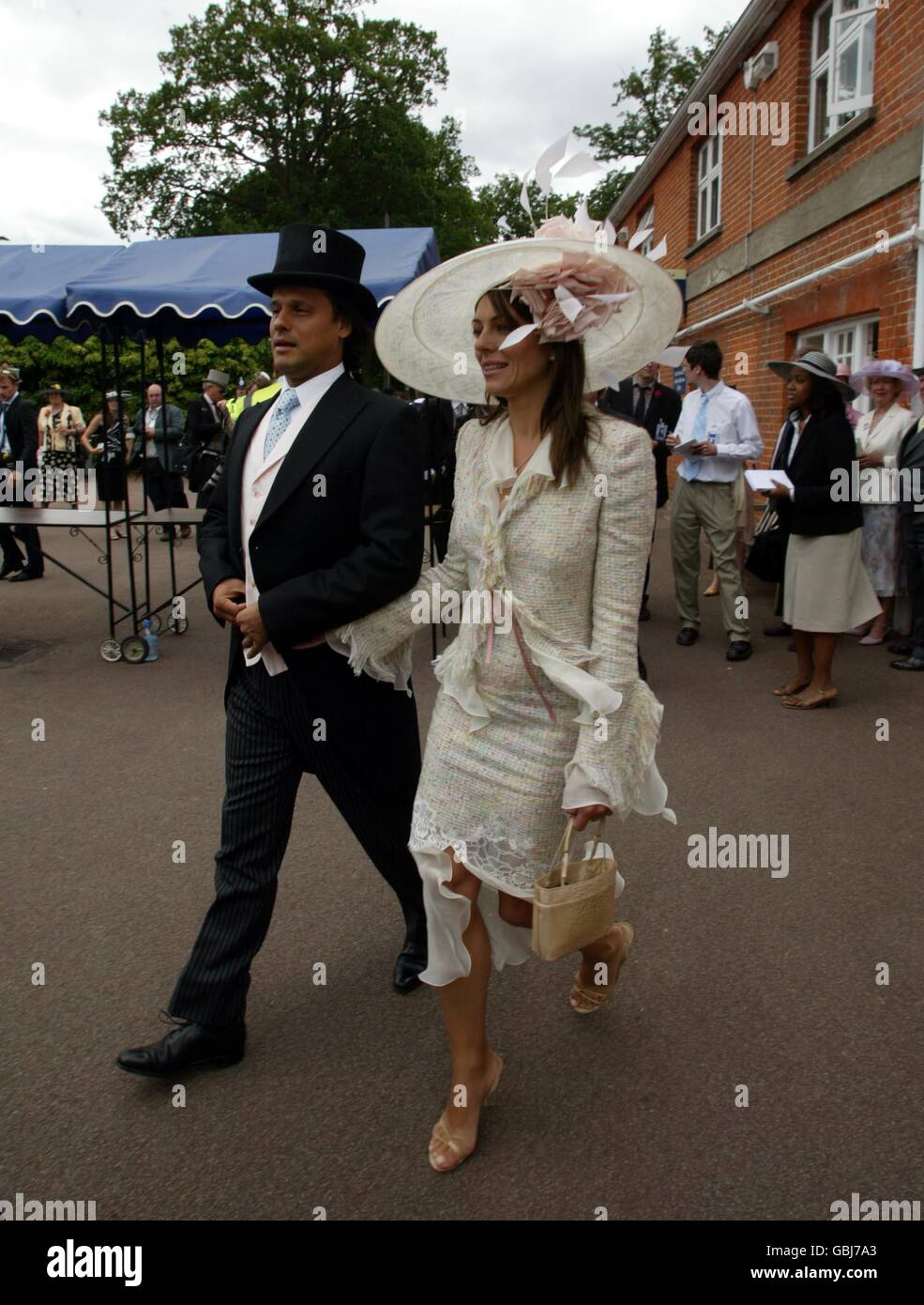 Pferderennen, Royal Ascot. Schauspielerin Liz Hurley kommt mit Arun Nayar in Ascot an Stockfoto