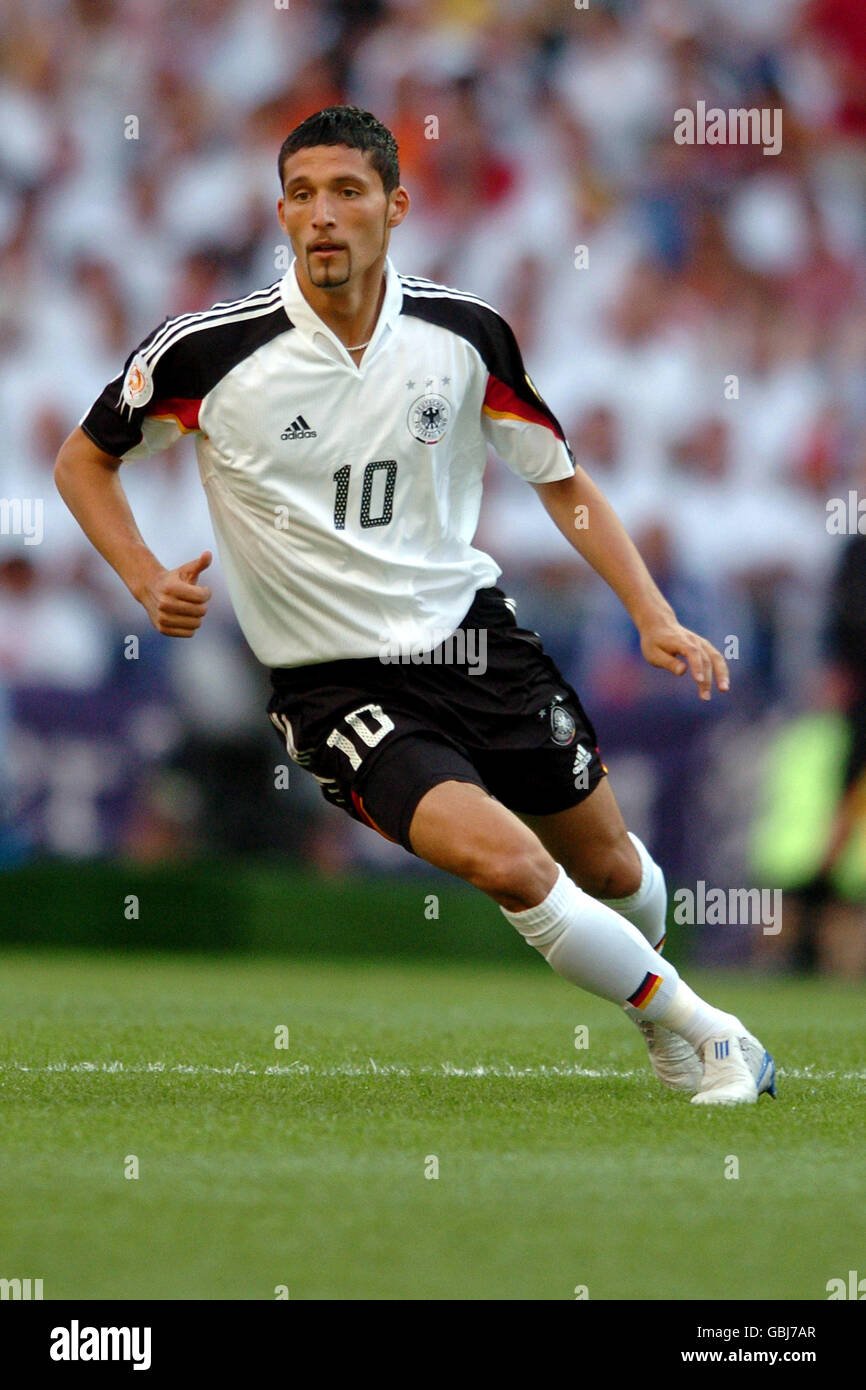 Fußball - UEFA-Europameisterschaft 2004 - Gruppe D - Deutschland gegen  Holland. Kevin Kuranyi, Deutschland Stockfotografie - Alamy