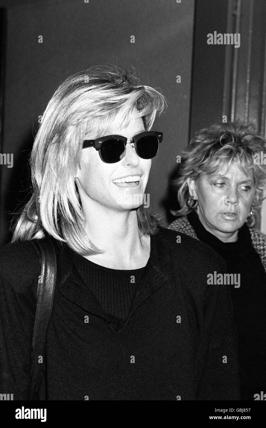 Unterhaltung - Farrah Fawcett - Flughafen Heathrow. Die amerikanische Schauspielerin Farrah Fawcett bei Ankunft am Flughafen Heathrow. Stockfoto