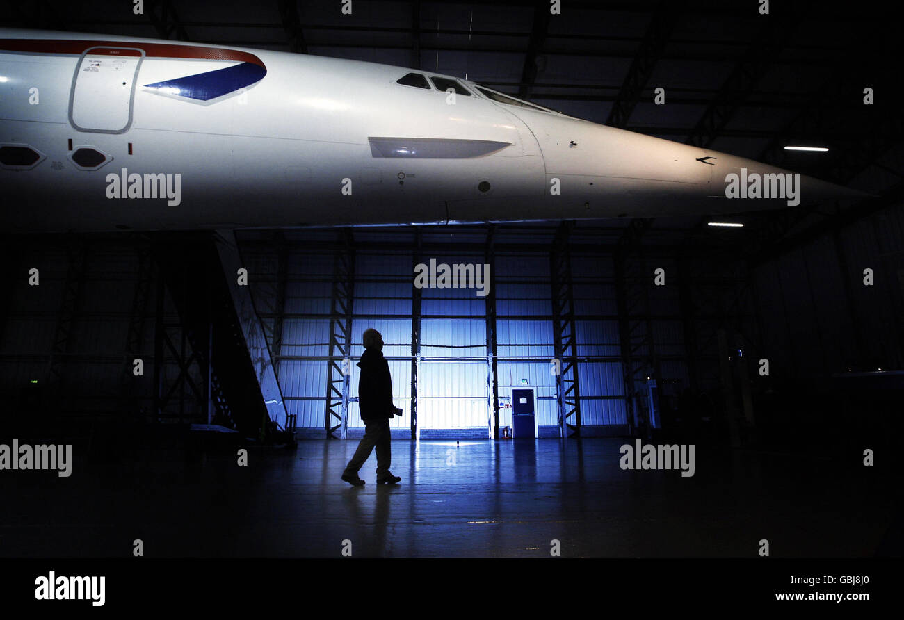 Ein Besucher spaziert am Concorde im National Museum of Flight in Schottland vorbei, das heute gezeigt wurde. Stockfoto