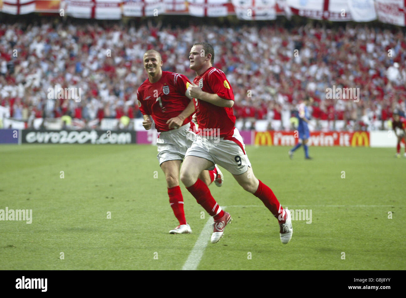 Der englische Wayne Rooney feiert mit David das zweite Tor Beckham Stockfoto