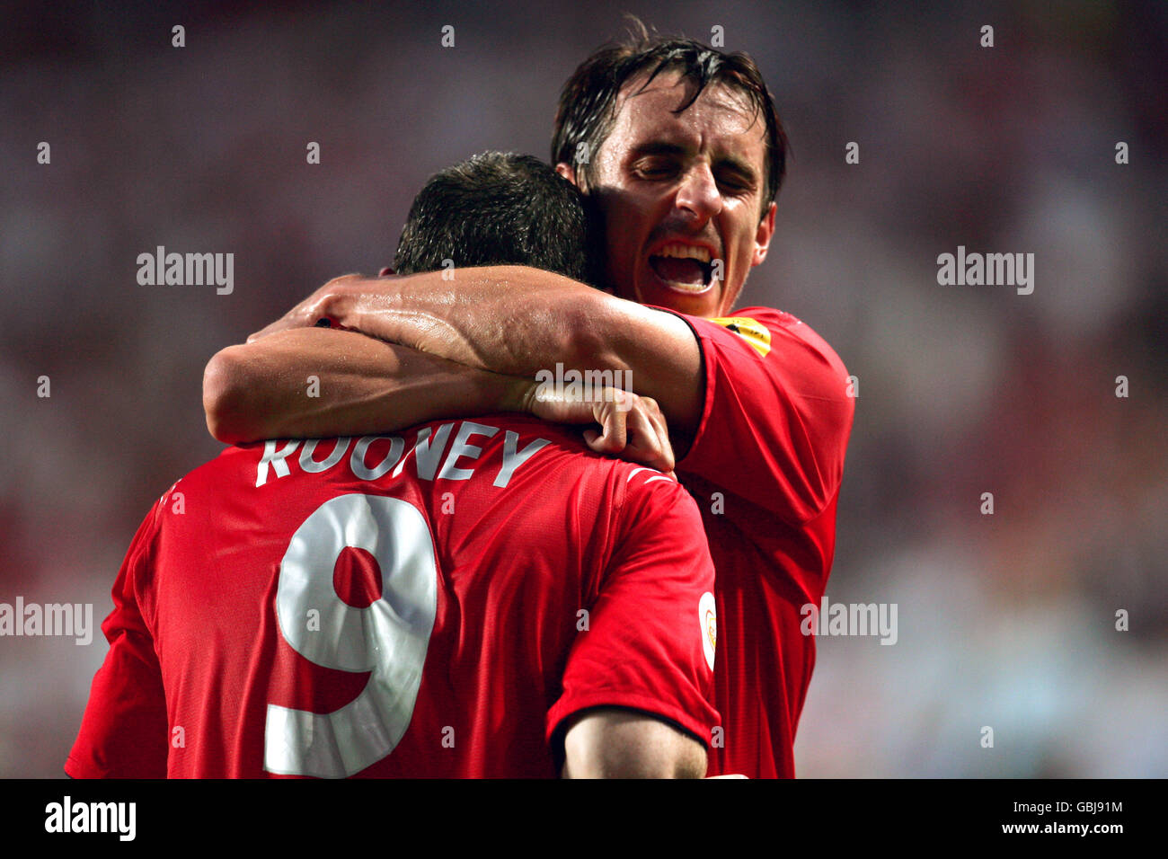 Fußball - UEFA-Europameisterschaft 2004 - Gruppe B - Kroatien gegen England. Der englische Wayne Rooney feiert mit Gary Neville sein zweites Tor gegen Kroatien Stockfoto