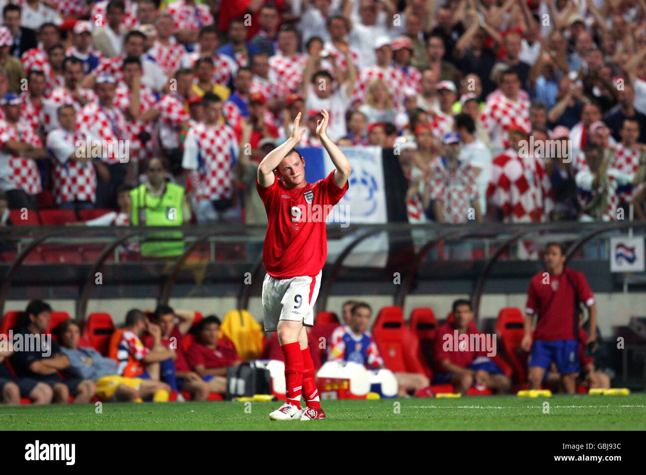 Der englische Wayne Rooney applaudiert den Fans nach ihrer Ersetzung Stockfoto