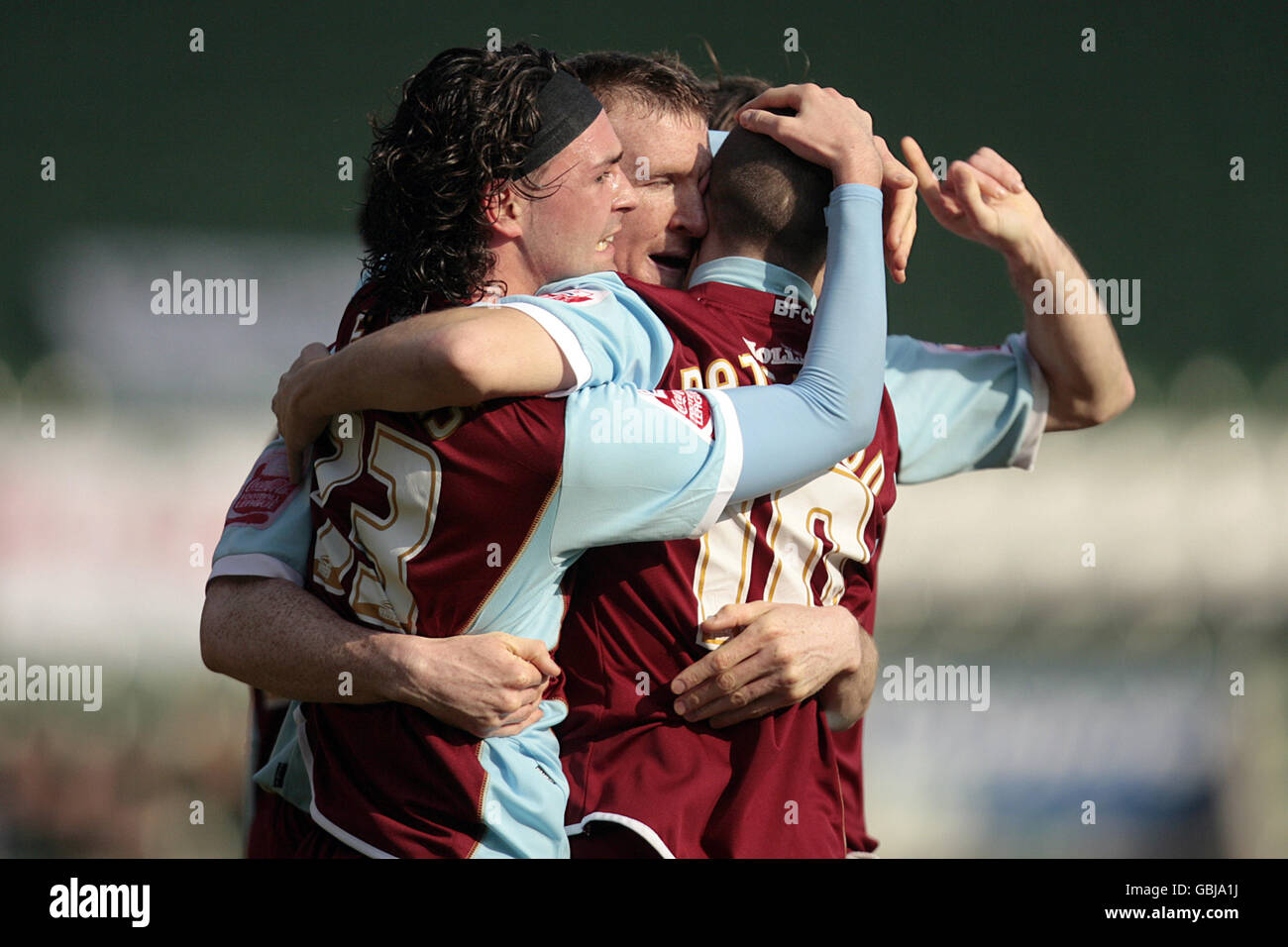 Steven Caldwell (Mitte) von Burnley feiert mit seinen Teamkollegen Chris Eagles (links) und Martin Pherson, nachdem er das erste Tor des Spiels erzielt hat. Stockfoto