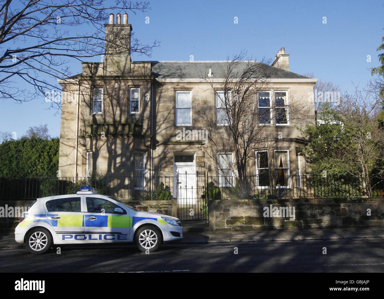 Ein Polizeifahrzeug vor dem Haus des ehemaligen Bankchefs Sir Fred Goodwin in Edinburgh, das über Nacht von Vandalen angegriffen wurde. Stockfoto