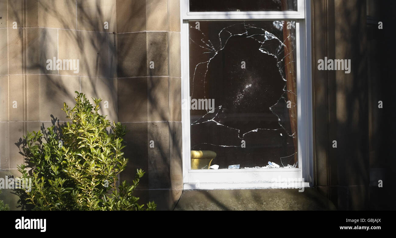 Ein kaputtes Fenster im Haus des ehemaligen Bankchefs Sir Fred Goodwin in Edinburgh, das über Nacht von Vandalen angegriffen wurde. Stockfoto
