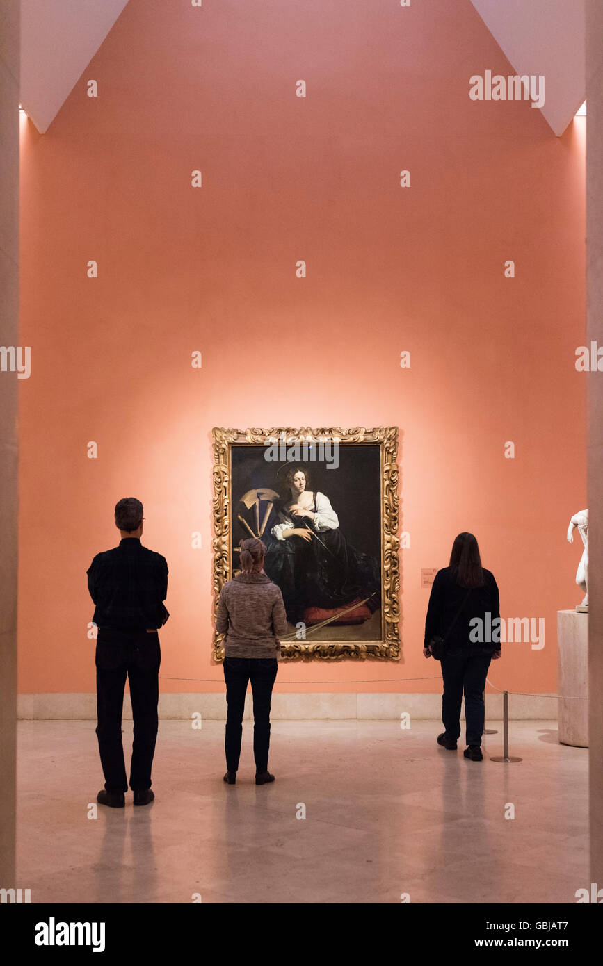 Madrid. Spanien. Besucher betrachten Caravaggios St Catherine von Alexandria (c. 1598), Museo Thyssen-Bornemisza. Stockfoto