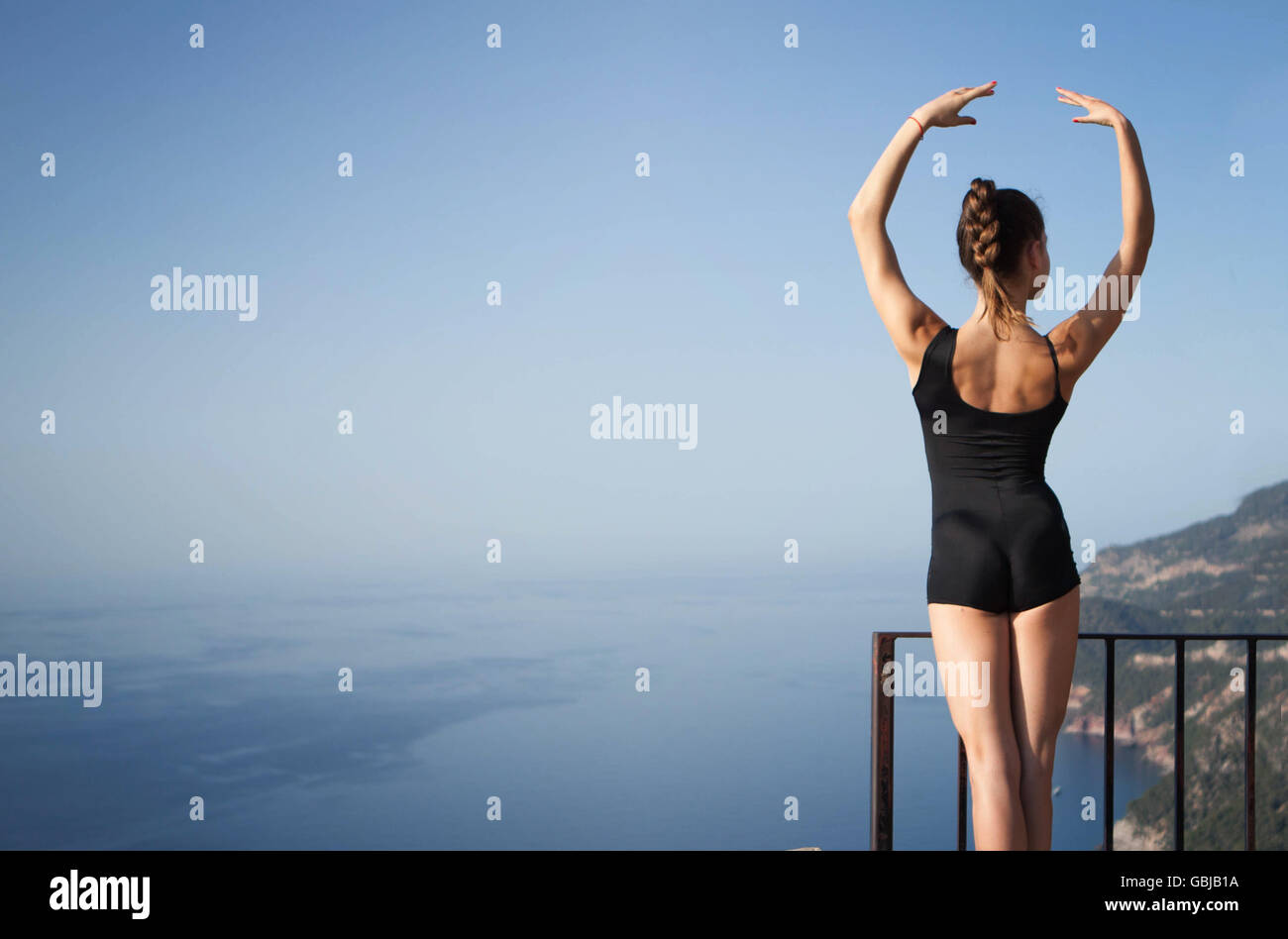 passen Sie, gesunde Tänzer oder Turner posiert am Meer Stockfoto