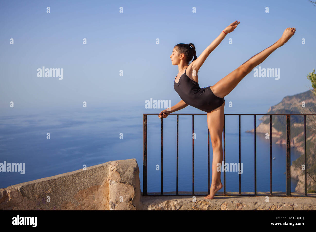 elegante Turnerin oder Ballett Tänzerin außerhalb dehnen Stockfoto