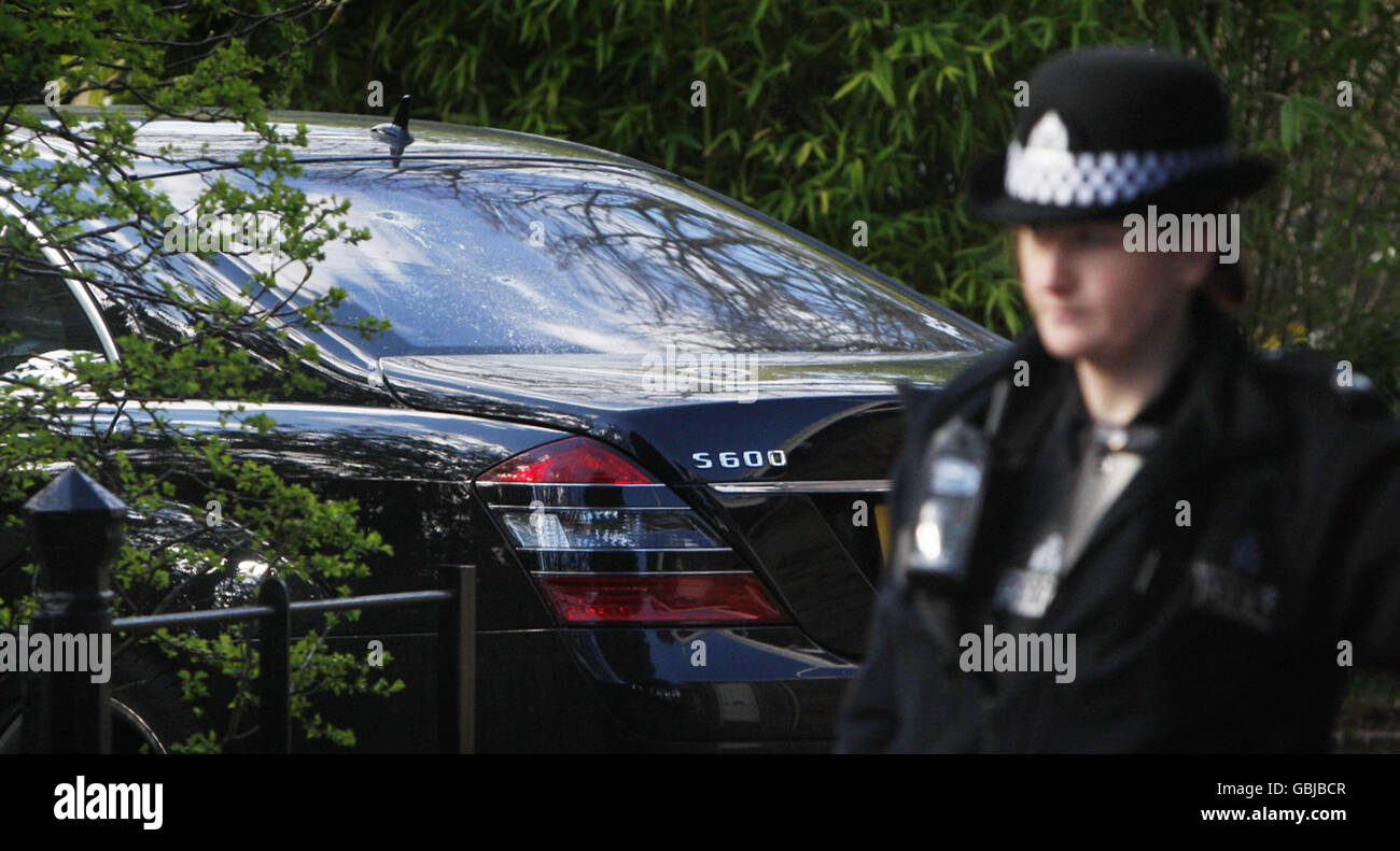 Ein beschädigter Mercedes vor dem Haus des ehemaligen Bankchefs Sir Fred Goodwin in Edinburgh, der über Nacht von Vandalen angegriffen wurde. Stockfoto
