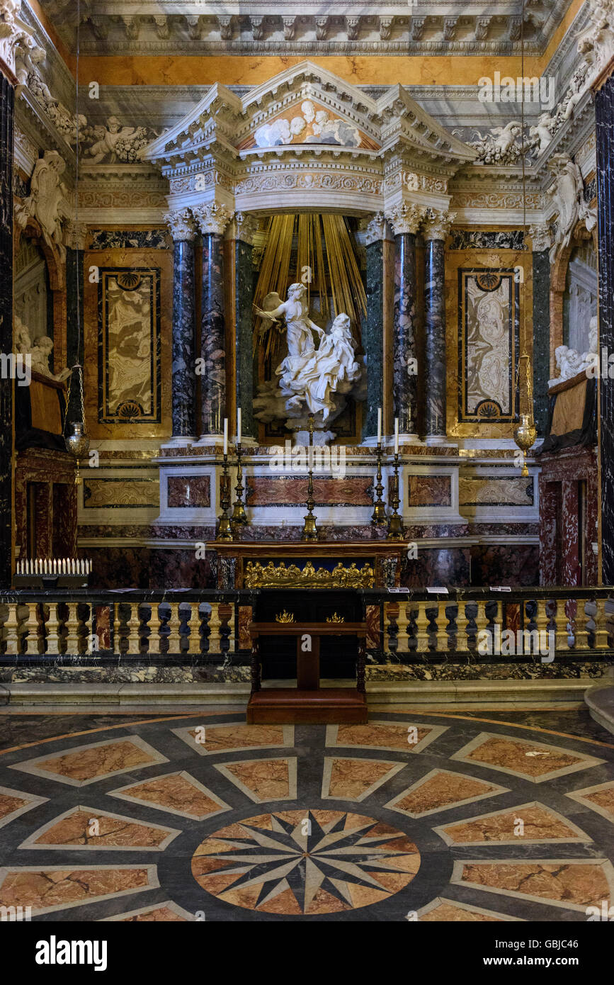 Rom. Italien. Berninis Skulptur The Ecstasy of St. Teresa (1647-1652), in der Cornaro-Kapelle Santa Maria della Vittoria. Stockfoto