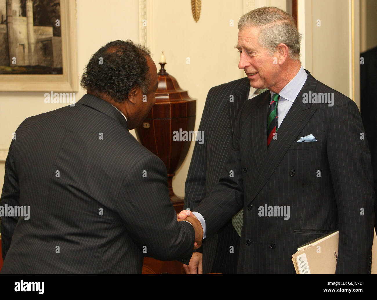 Der Prinz von Wales trifft auf Minister Ali Bongo Ondimba, Verteidigungsminister Gabuns, bei einer Sitzung des Beirats der Afrikanischen Task Force im Clarence House in London. Stockfoto