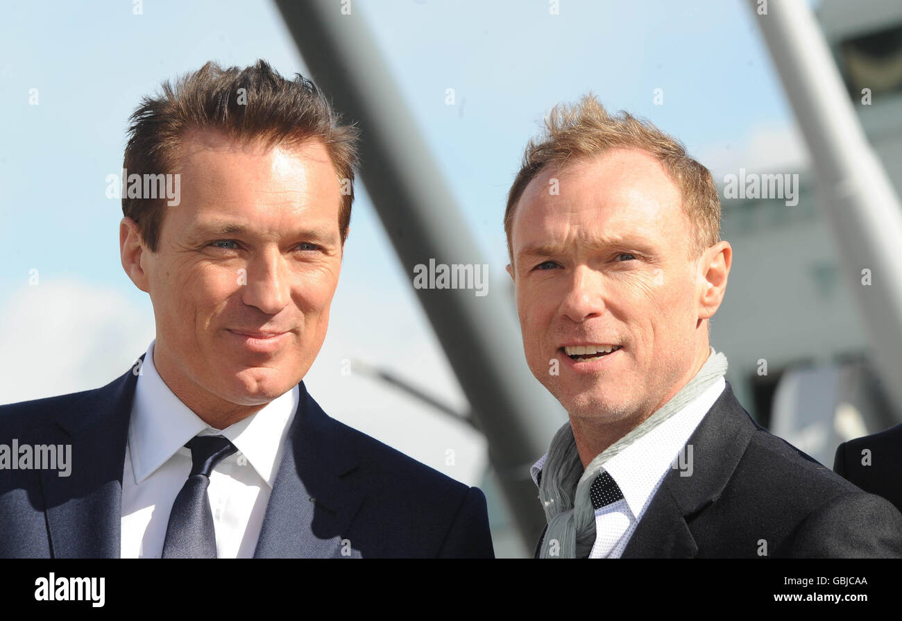 Martin und Gary Kemp (rechts) von der 80-er Popgruppe Spandau Ballet geben ihr Comeback bei einer Fotoausstellung auf der HMS Belfast in London bekannt. Stockfoto