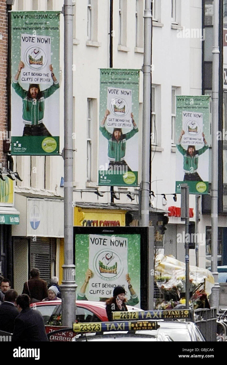 7UP-Werbung im Stadtzentrum von Dublin, um die Stimmen der Iren für die Cliffs of Moher beim neuen Wettbewerb „Sieben Weltwunder“ zu werben. Stockfoto