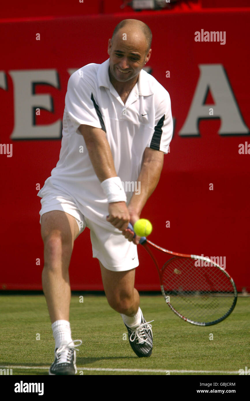 Tennis - Stella Artois Championship - zweite Runde - Igor Andreev gegen Andre Agassi. Andre Agassi im Kampf gegen Igor Andreev Stockfoto