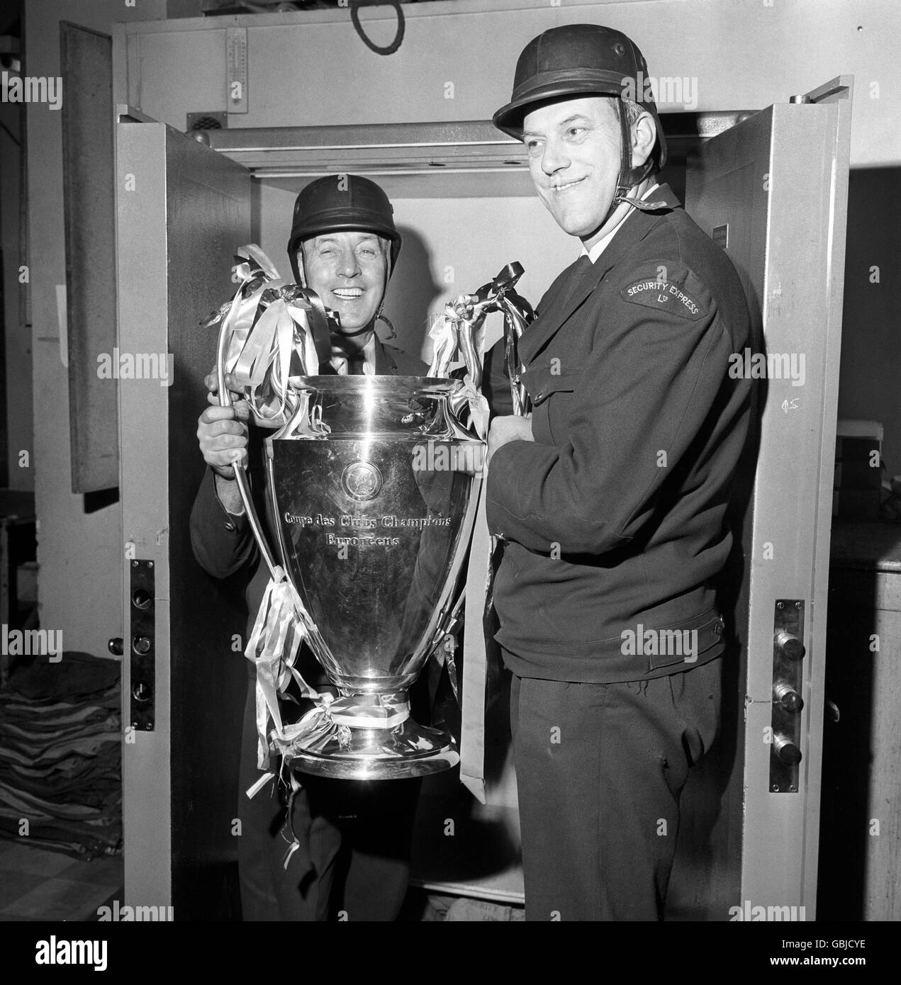 Fußball - Europameisterschaft - Finale - Manchester United / Benfica. Die Europameisterschaft wird von den Sicherheitsbeamten Edward Looker, Left, und Charles Johnson in einen Safe in den Londoner Tresoren des Security Express gesteckt. Stockfoto