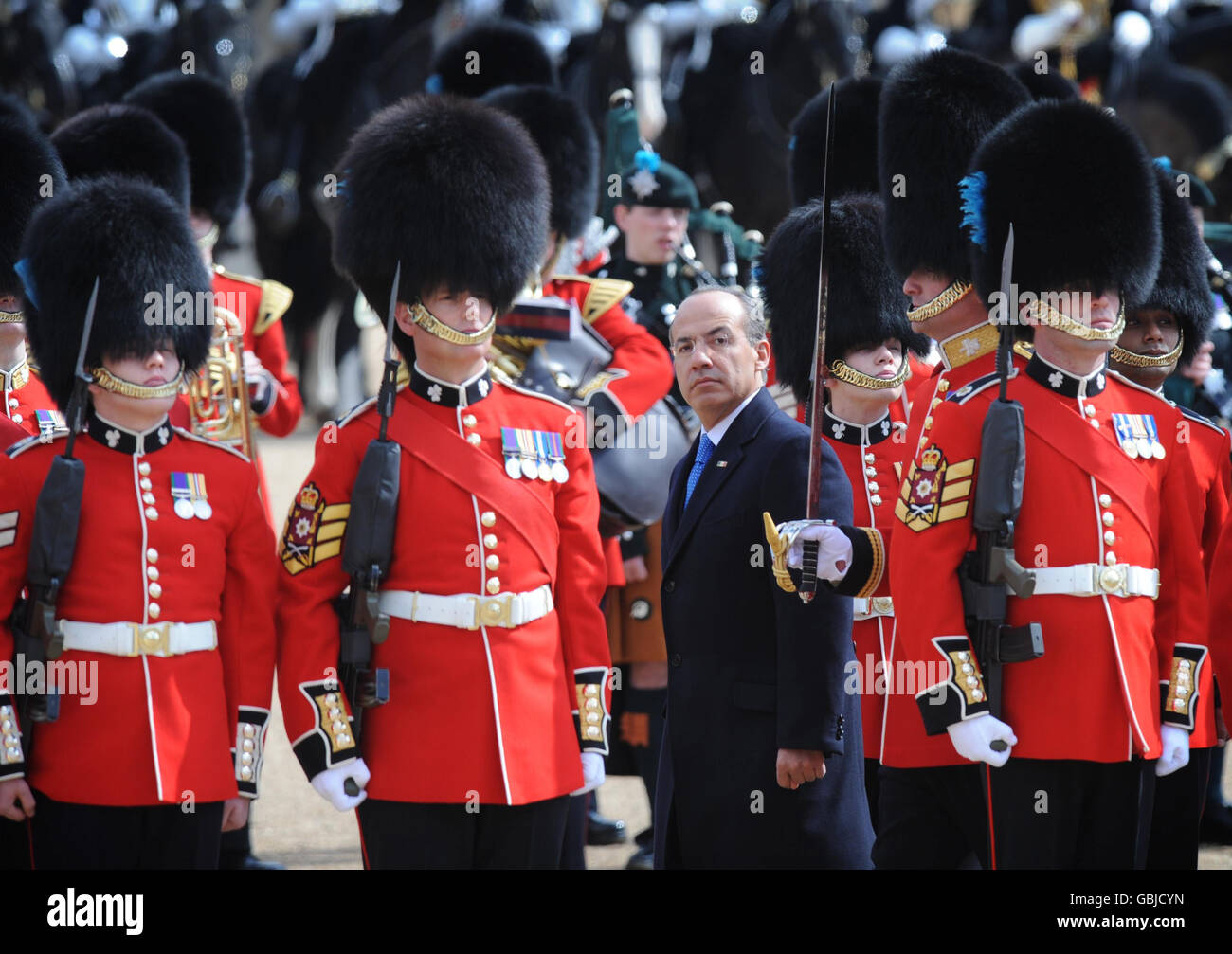 Der Präsident von Mexiko Felipe Calderon inspiziert Wachen auf der Horse Guards Parade in London heute am ersten Tag seines Staatsbesuchs in Großbritannien. Stockfoto